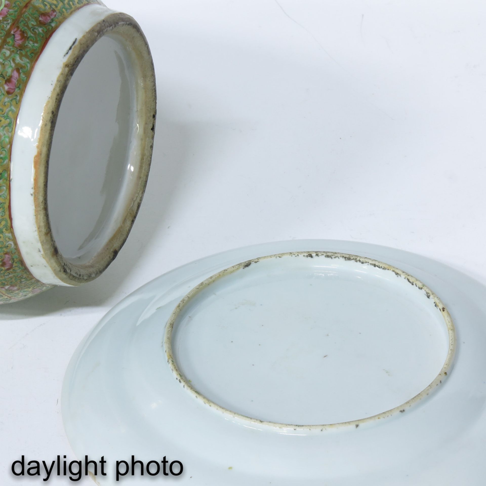 A Cantonese Plate and Pair of Vases - Bild 10 aus 10