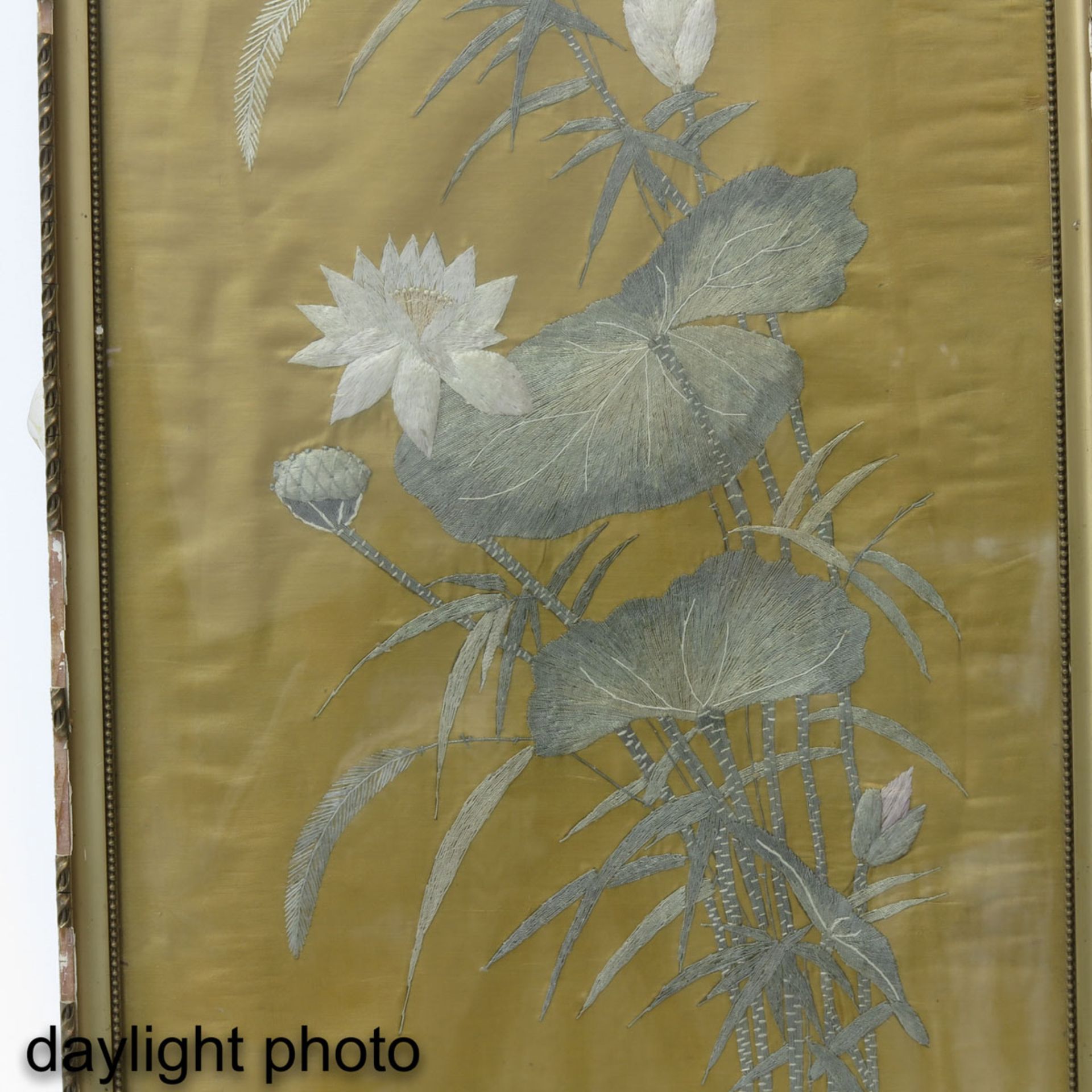 A Framed Silk Embroidered Chinese Textile - Bild 9 aus 10