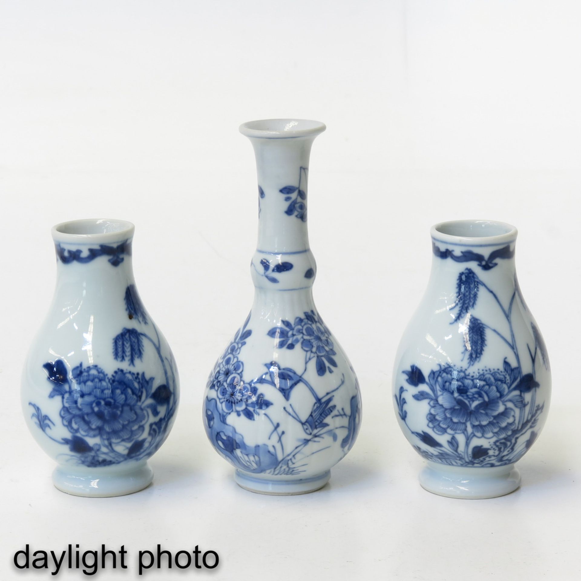 A Collection of 3 Small Vases - Bild 7 aus 9