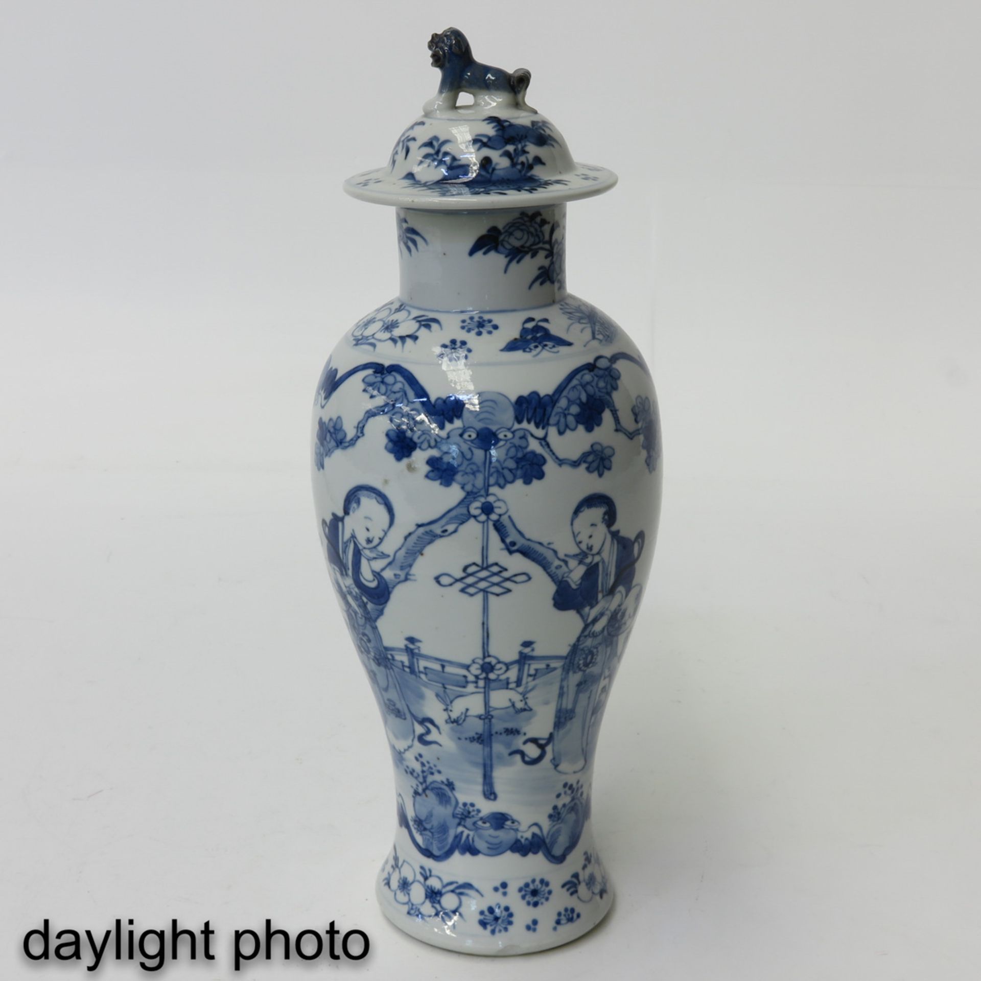 A Pair of Blue and White Garniture Vases - Bild 7 aus 9