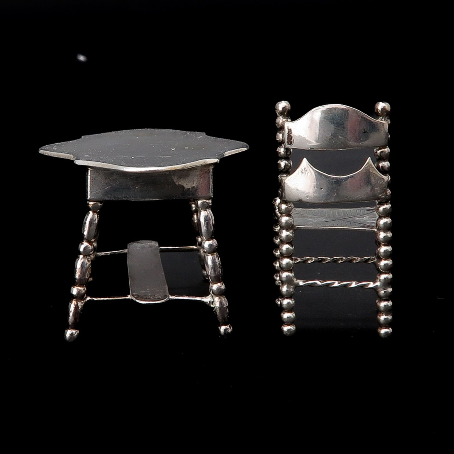 A Miniature Silver Table and Chair - Image 2 of 7