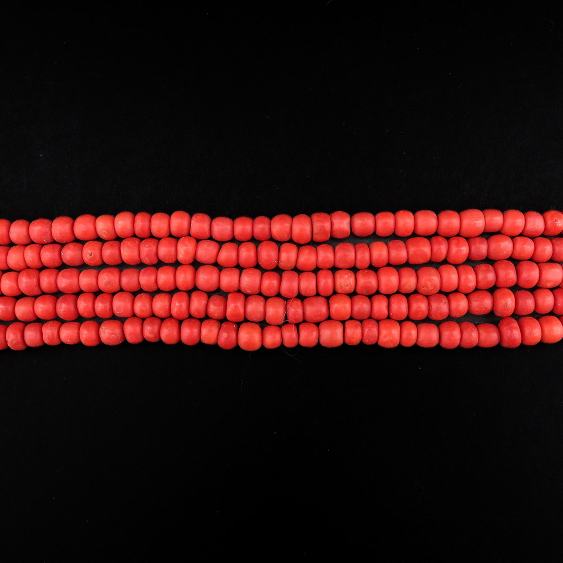 A 19th Century 5 Strand Red Coral Necklace on Gold Clasp - Bild 2 aus 4