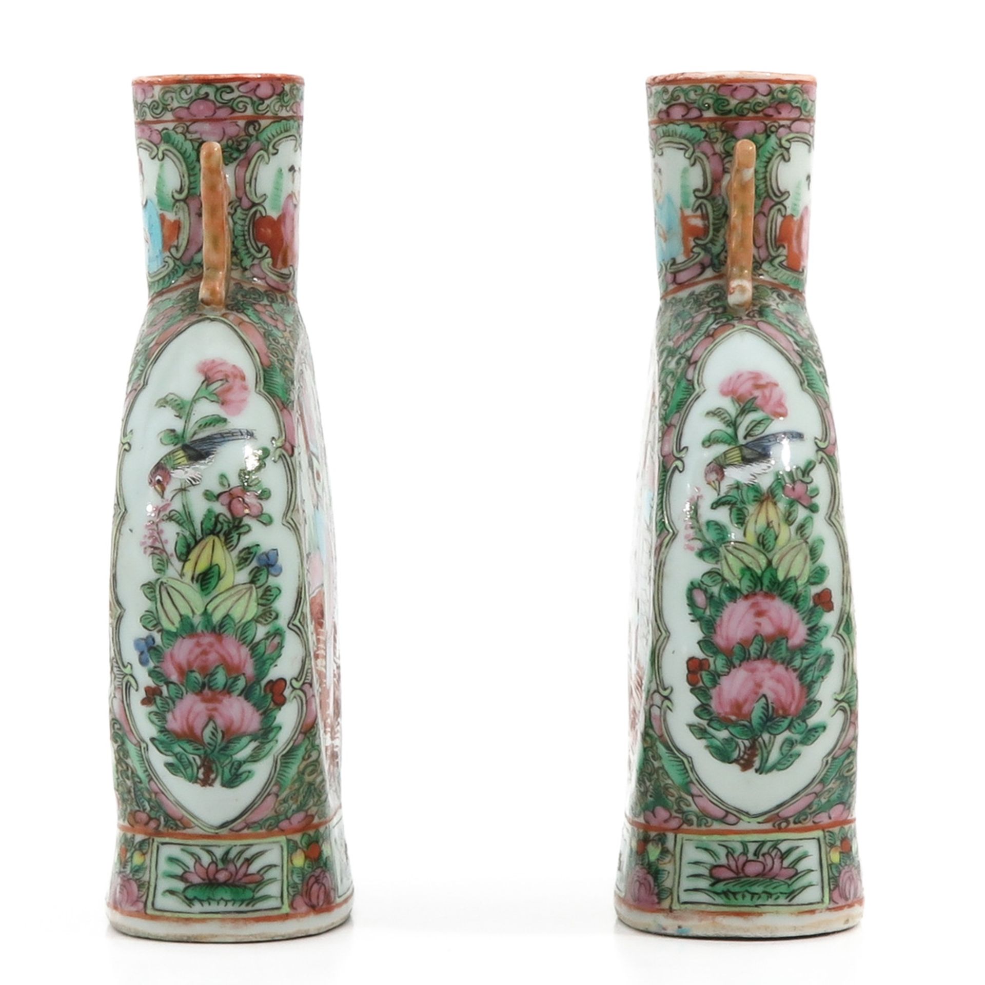 A Pair of Cantonese Moon Bottle Vases - Bild 4 aus 9