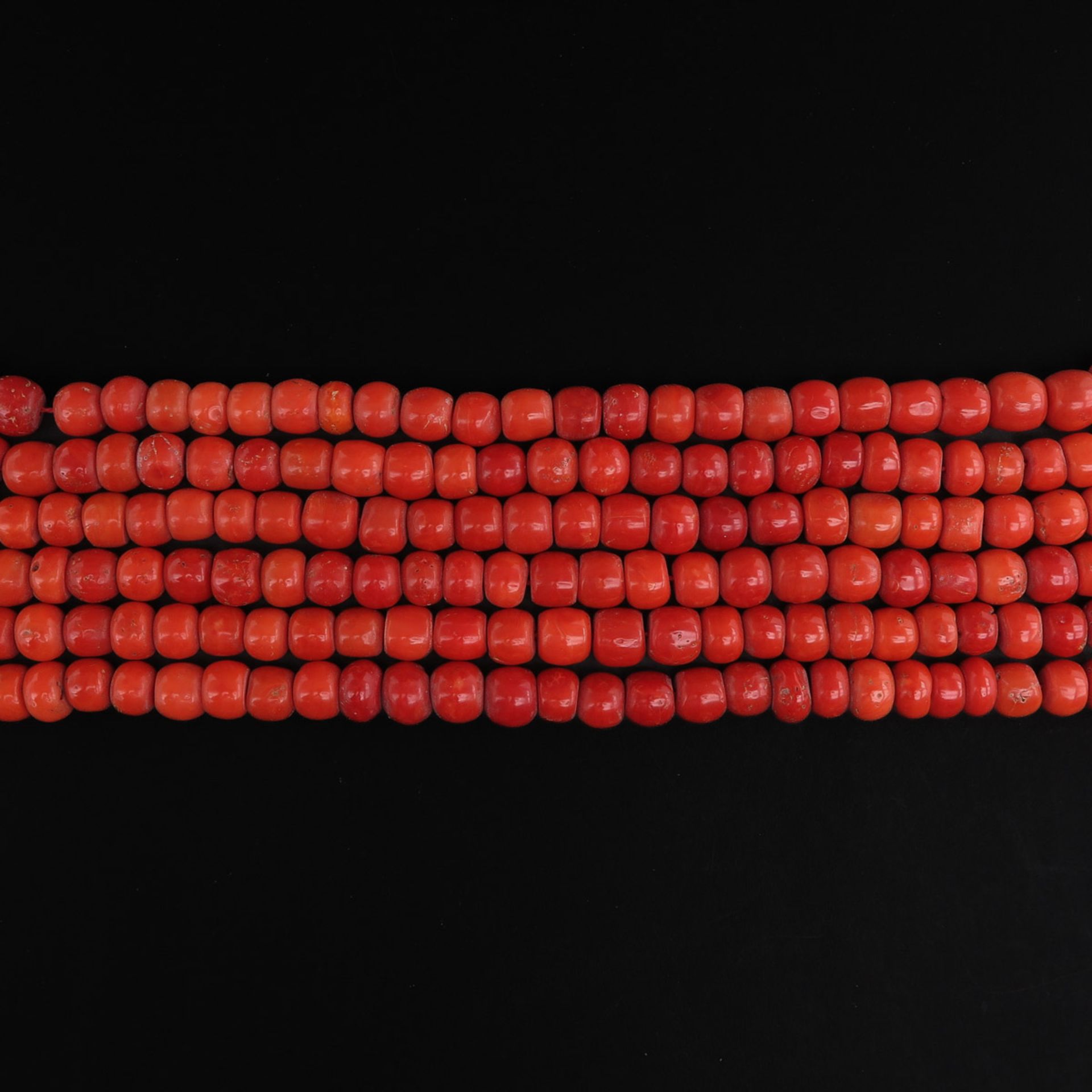 A 19th Century 6 Strand Red Coral Necklace on 18KG Clasp - Bild 2 aus 3