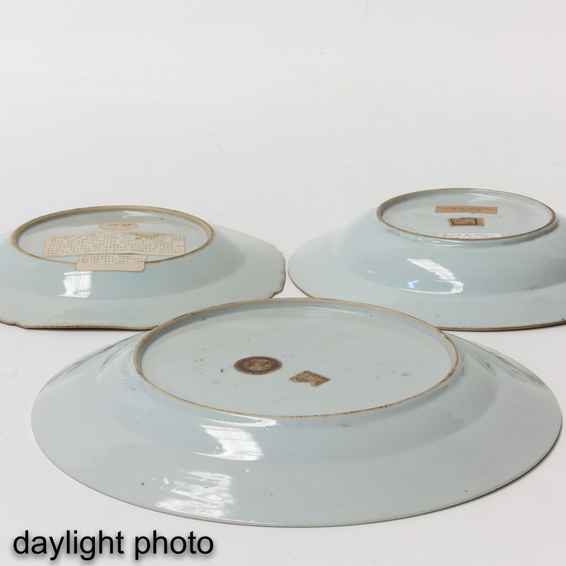 A Collection of 3 Famille Rose Plates - Bild 10 aus 10