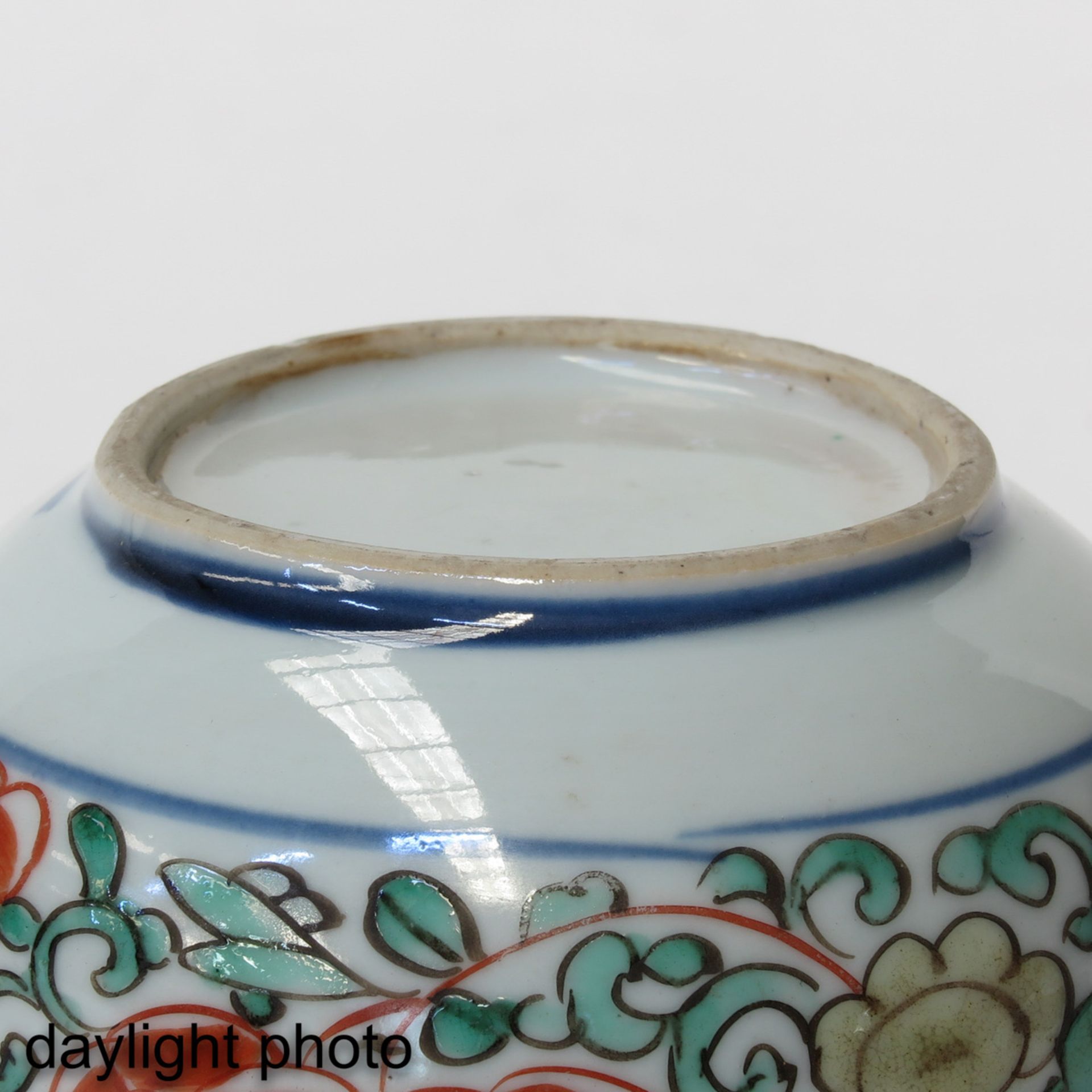 A Pair of Wucai Decor Jars with Covers - Bild 8 aus 9