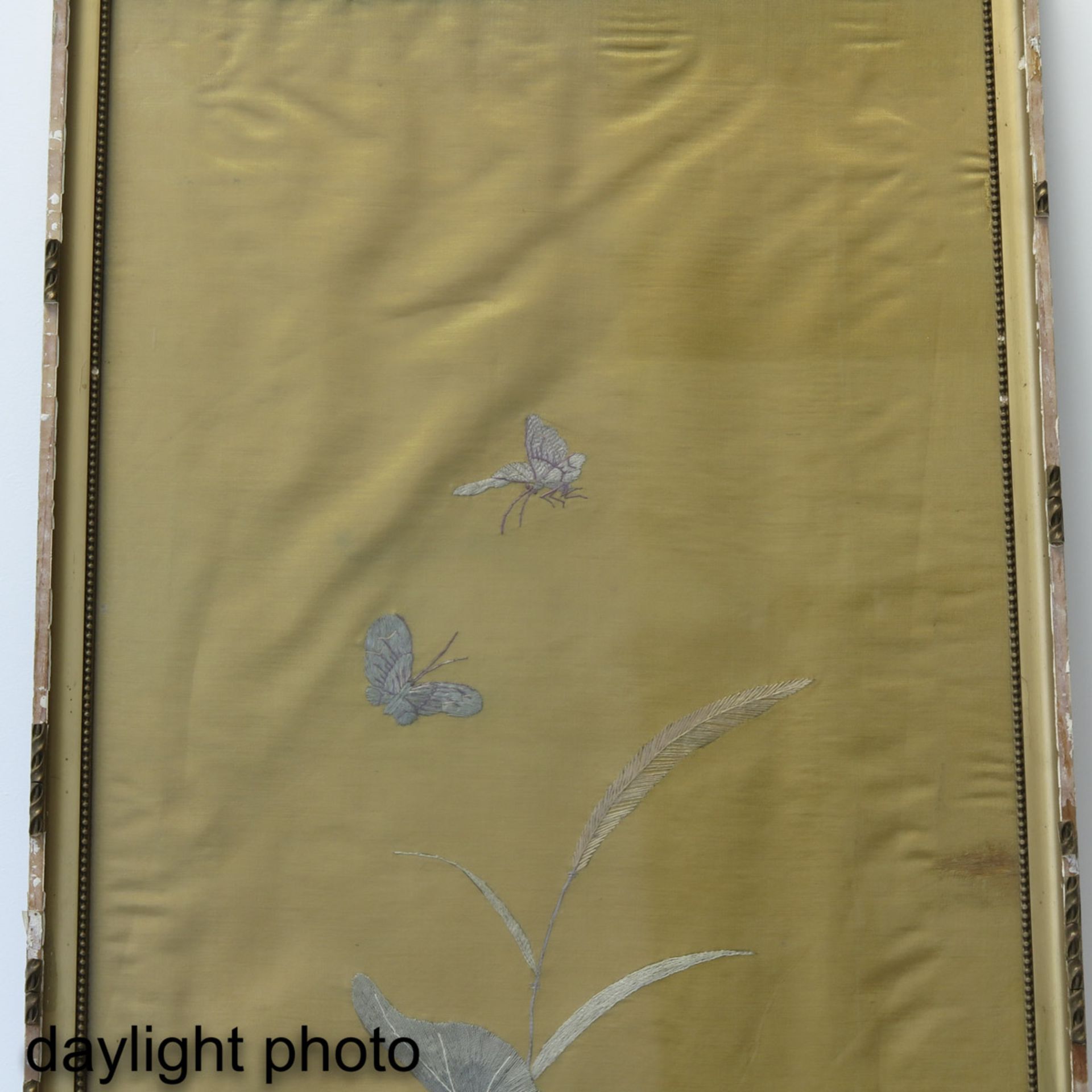 A Framed Silk Embroidered Chinese Textile - Bild 8 aus 10