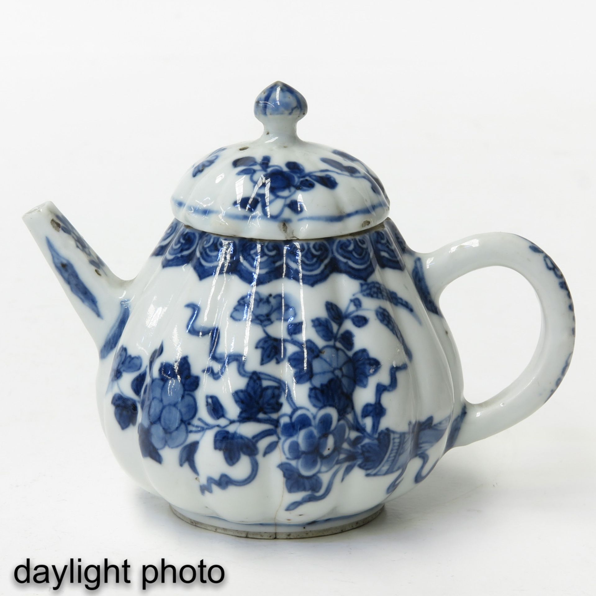 A Pair of Blue and White Teapots - Image 7 of 9