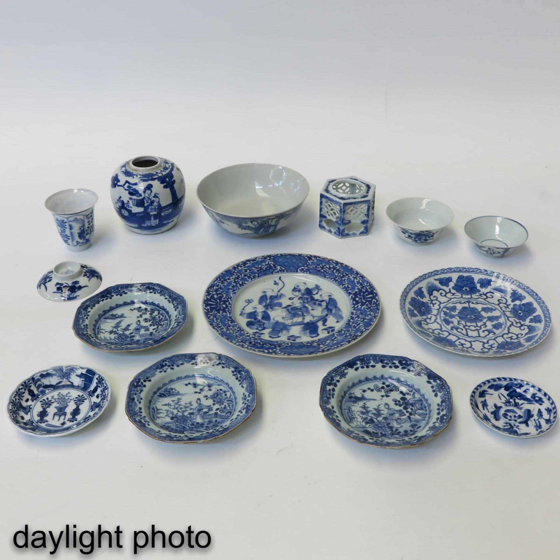 A Collection of Blue and White Porcelain - Bild 9 aus 10