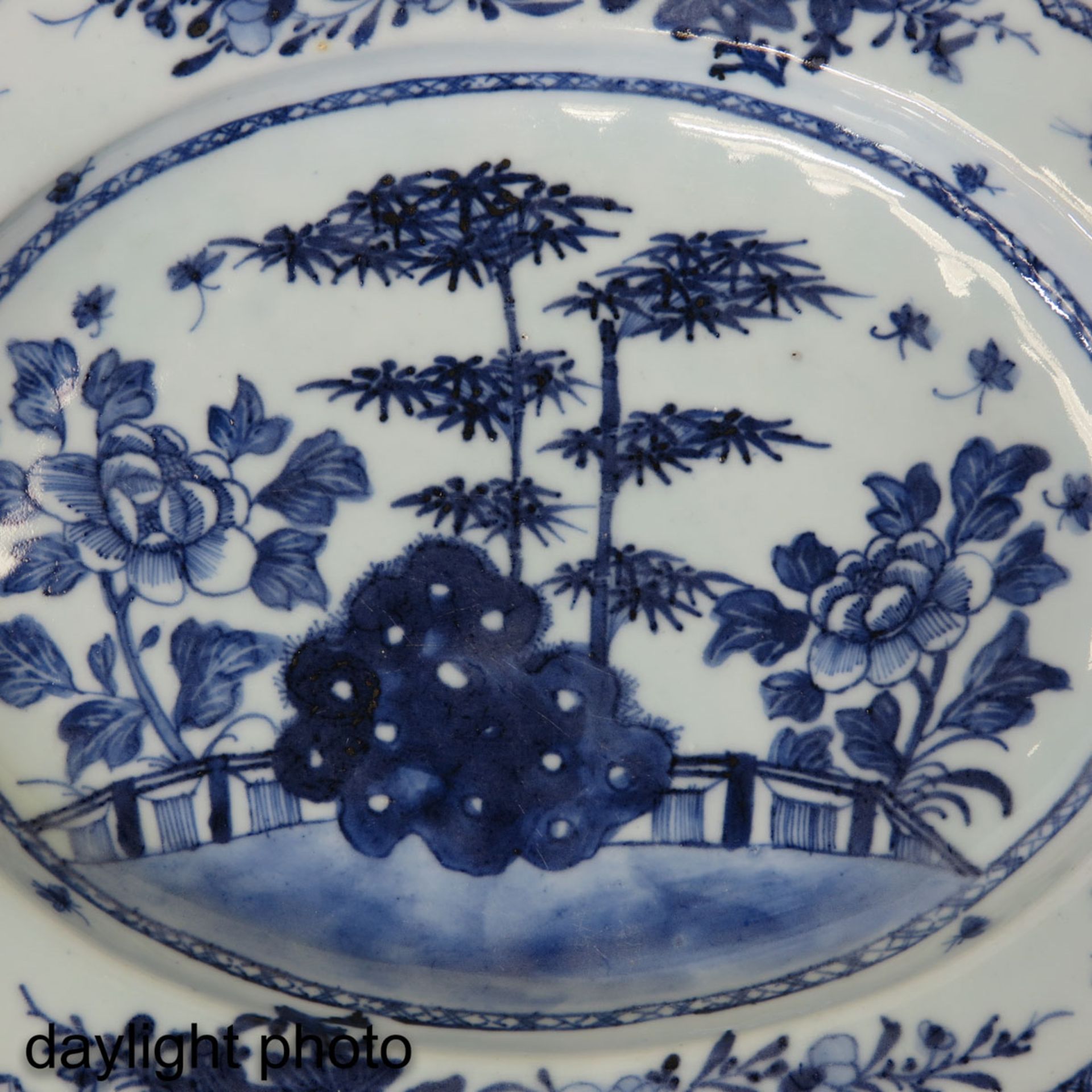 A Pair of Blue and White Serving Trays - Image 9 of 9