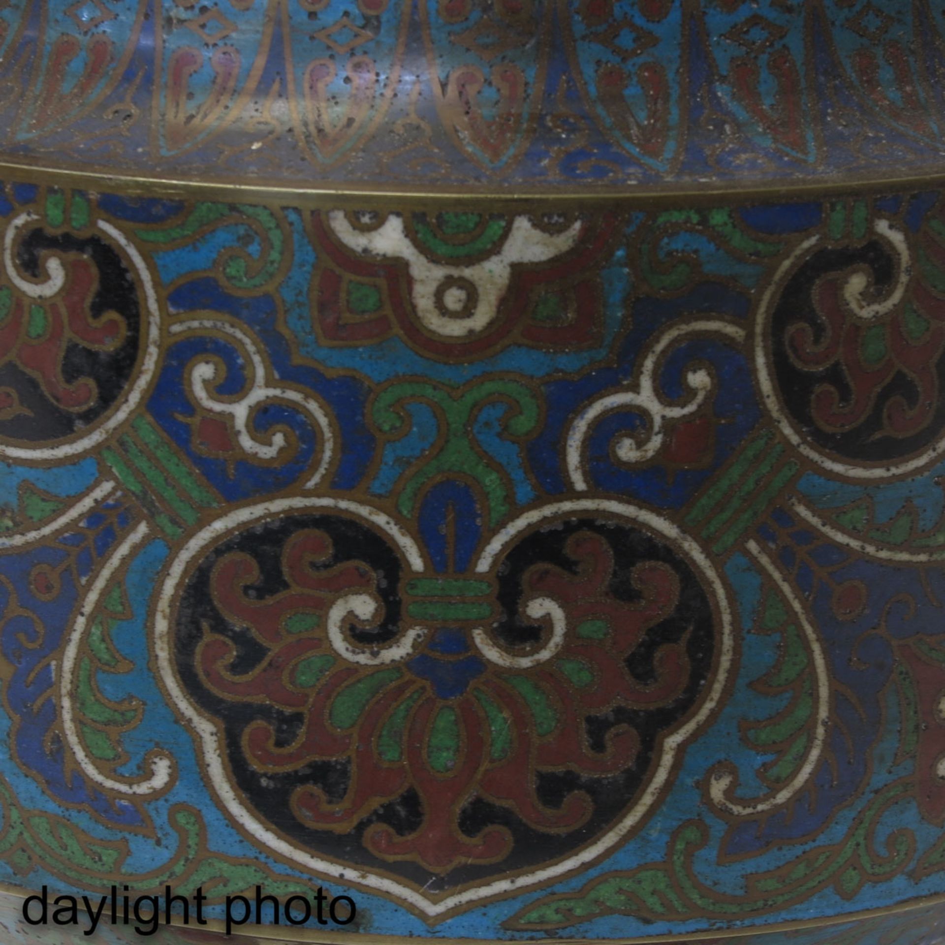 A Pair of Cloisonne Vases - Bild 9 aus 10