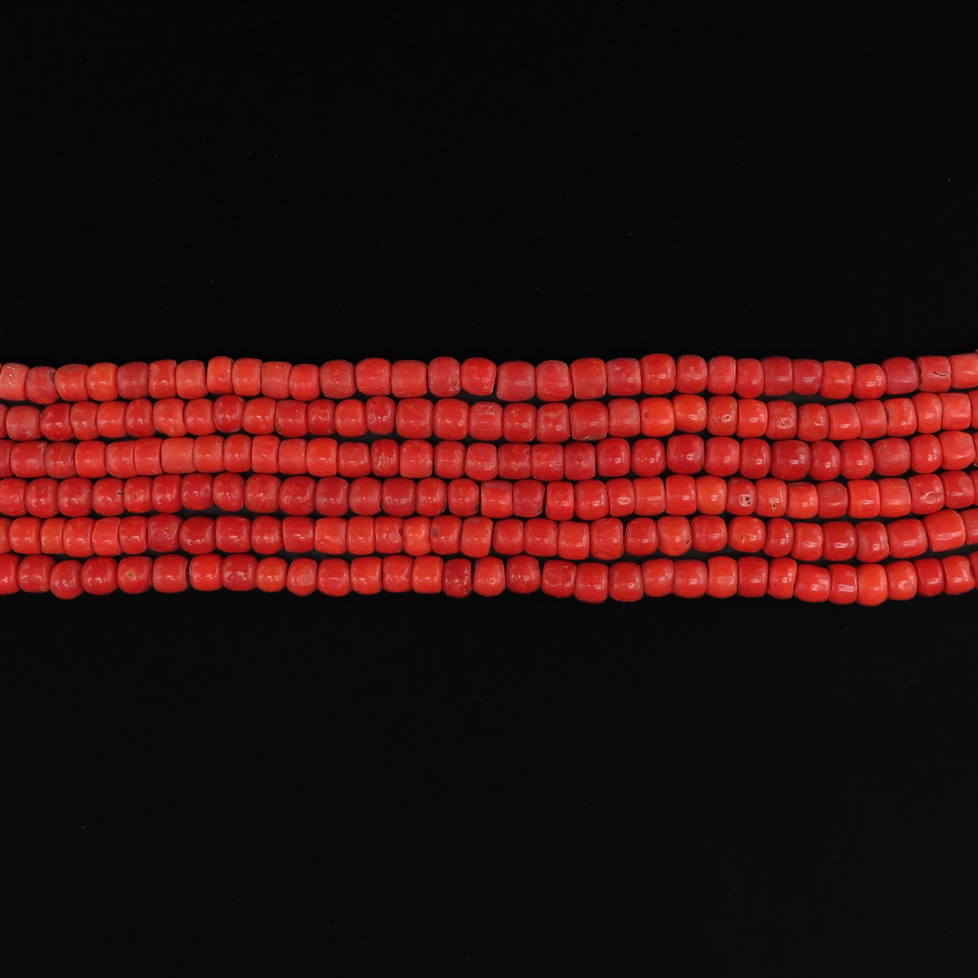 A 19th Century 6 Strand Red Coral Necklace on Gold Clasp - Bild 2 aus 4