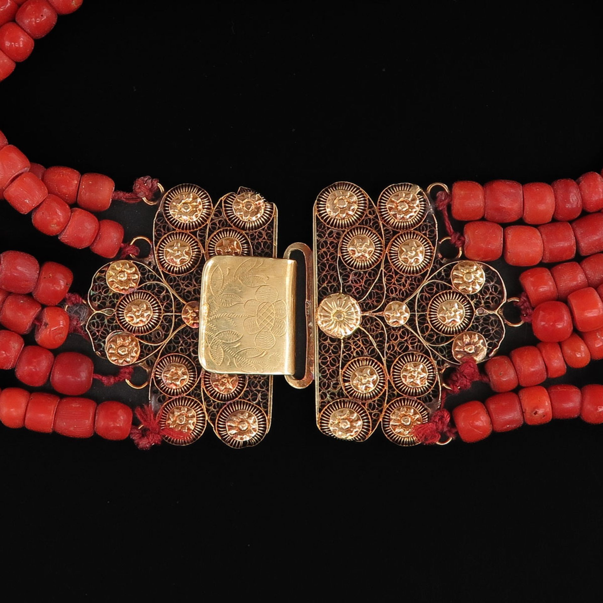 A 19th Century 6 Strand Red Coral Necklace on Gold Clasp - Bild 3 aus 4