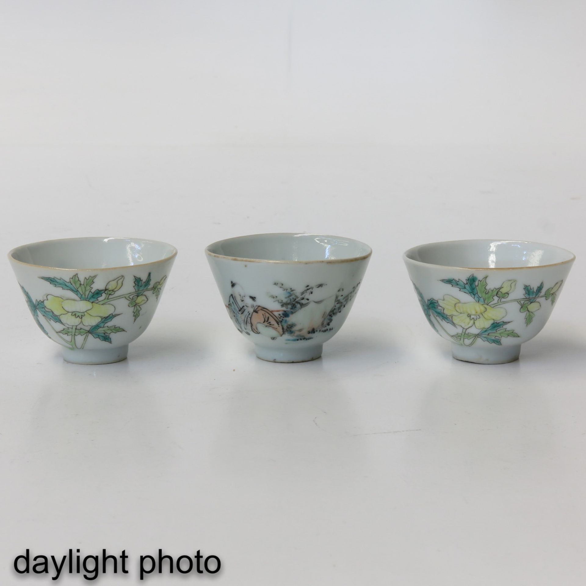 A Collection of 3 Famille Rose Cups - Image 7 of 9
