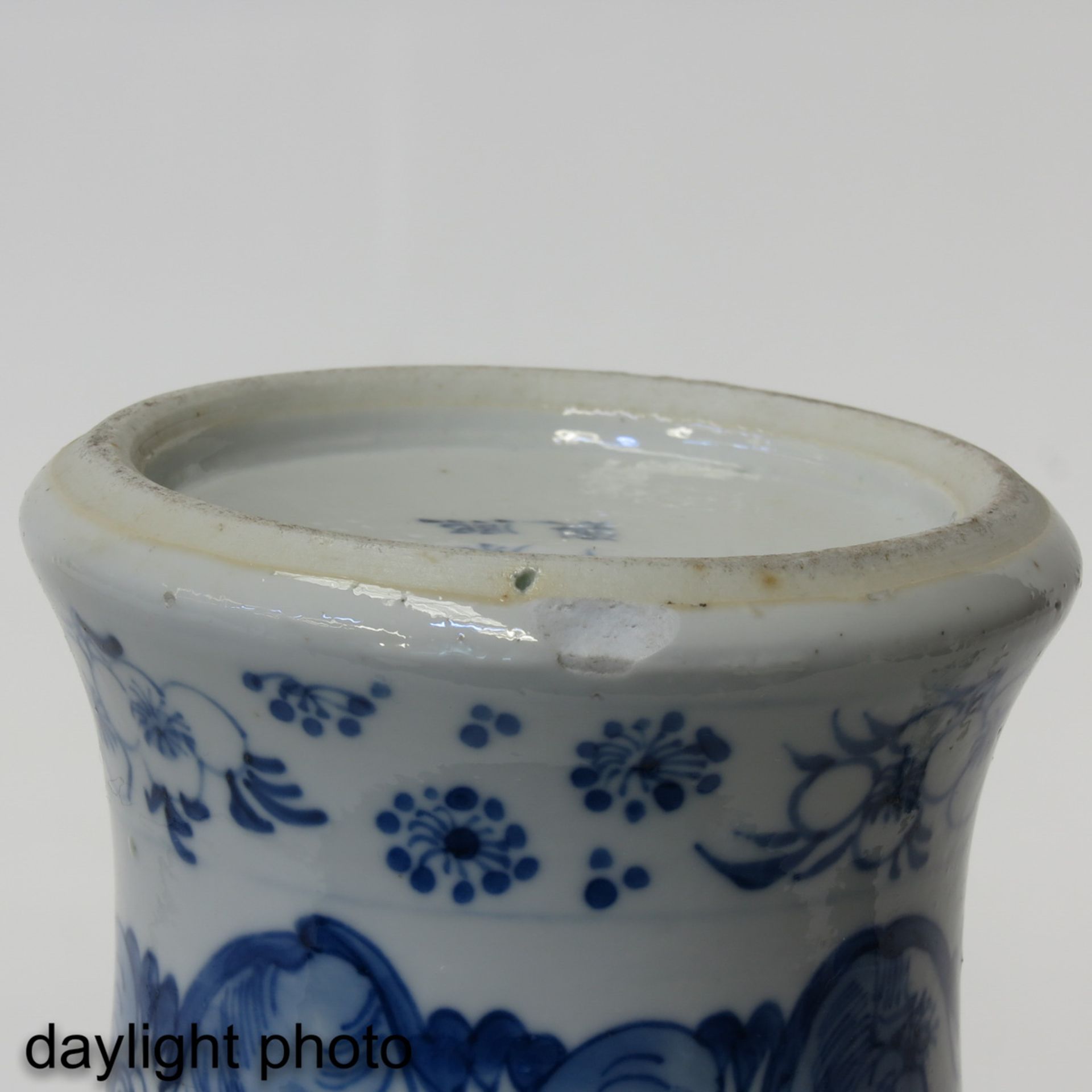 A Pair of Blue and White Garniture Vases - Bild 8 aus 9