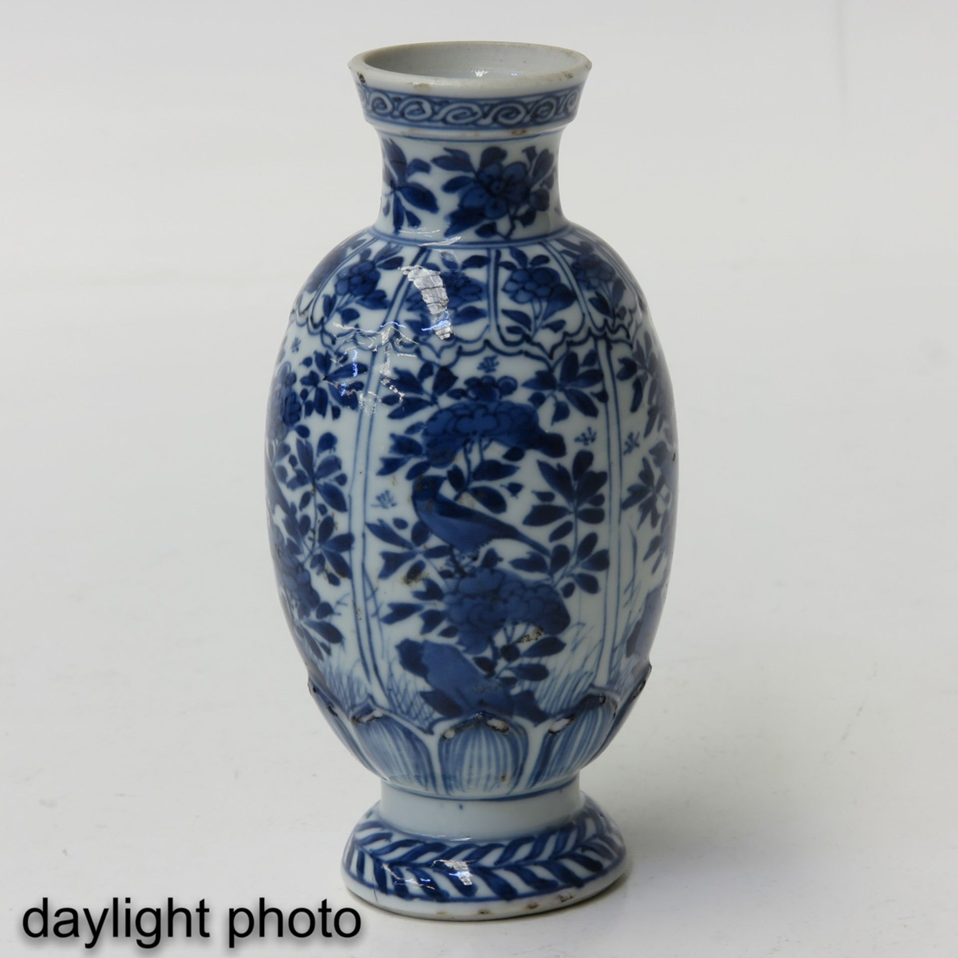 A Blue and White Vase - Bild 7 aus 9