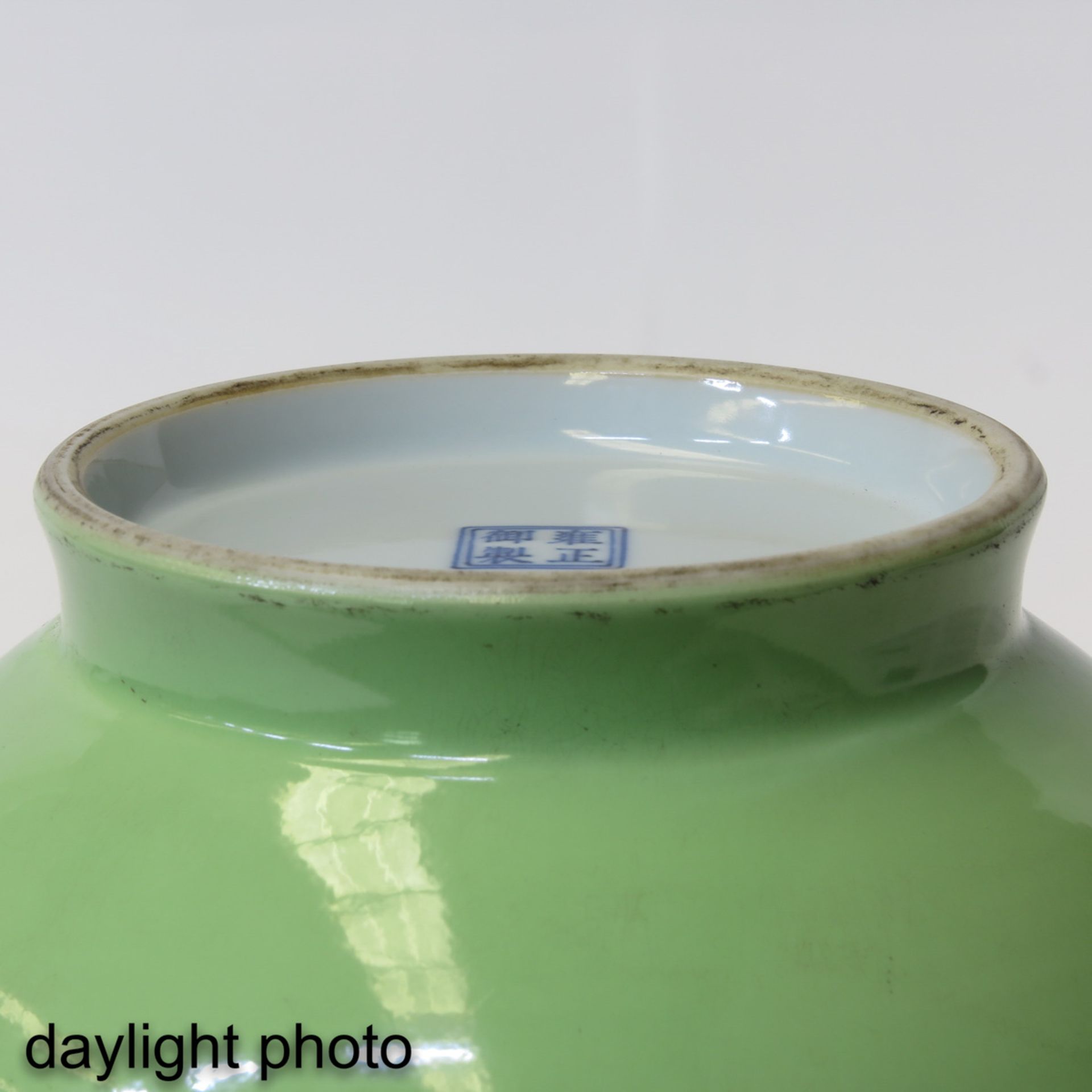 A Lime Green Glaze Vase - Bild 8 aus 9