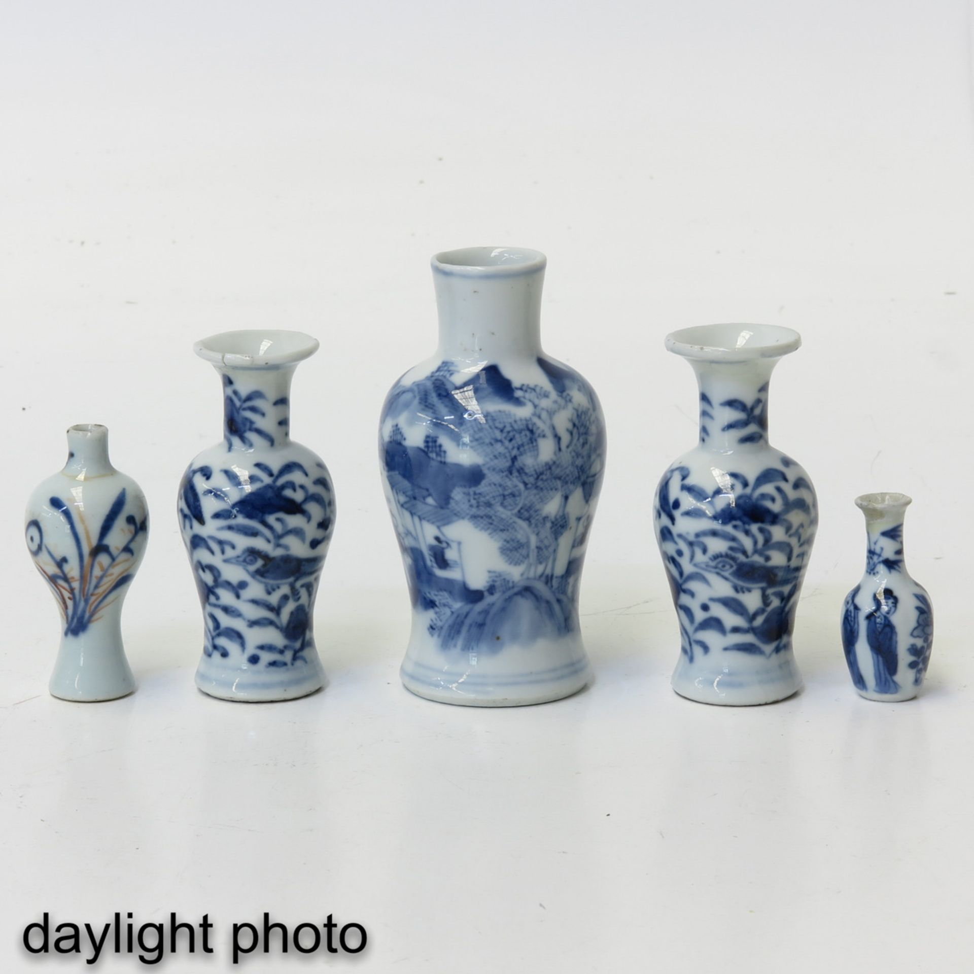 A Collection of 5 Miniature Vases - Bild 7 aus 10