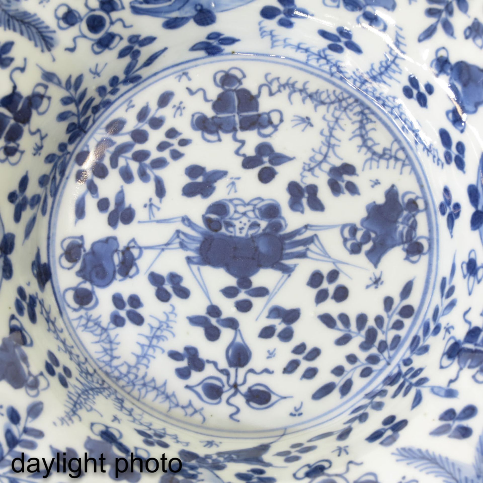 A Collection of 5 Blue and White Plates - Bild 10 aus 10