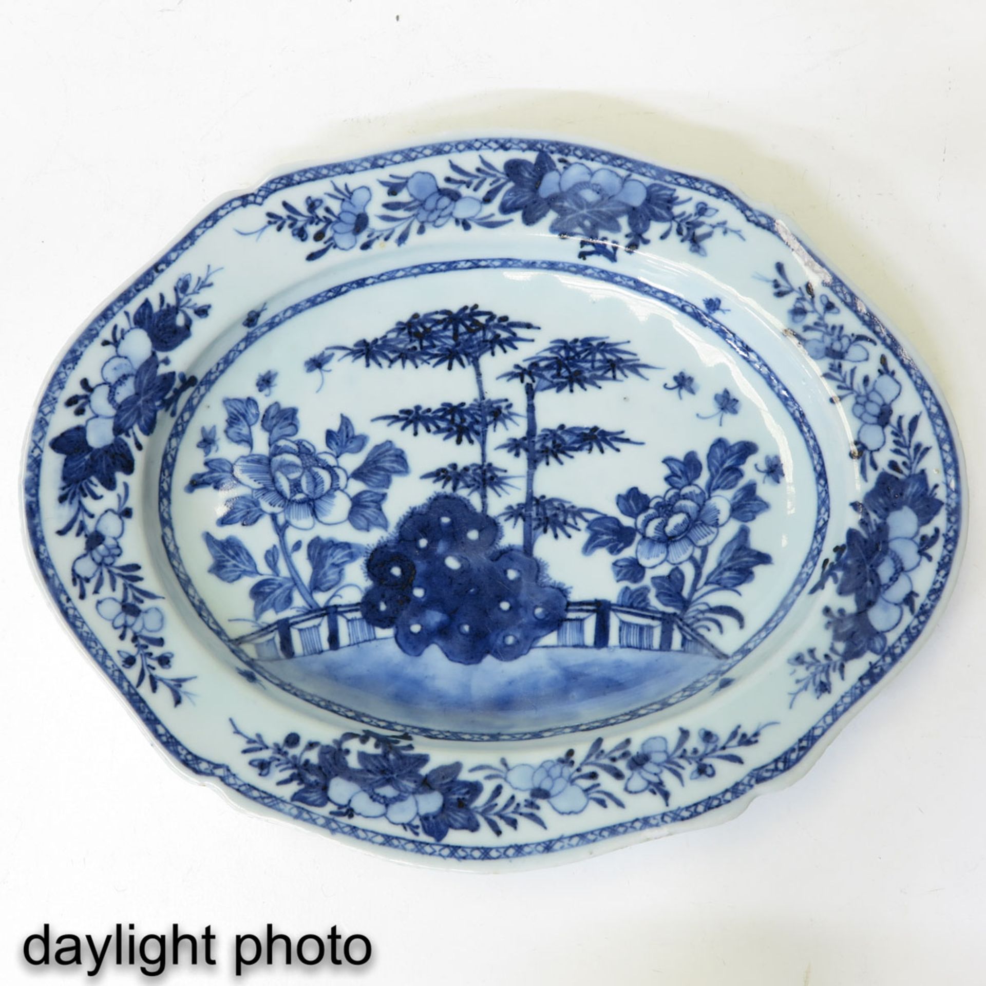 A Pair of Blue and White Serving Trays - Image 7 of 9