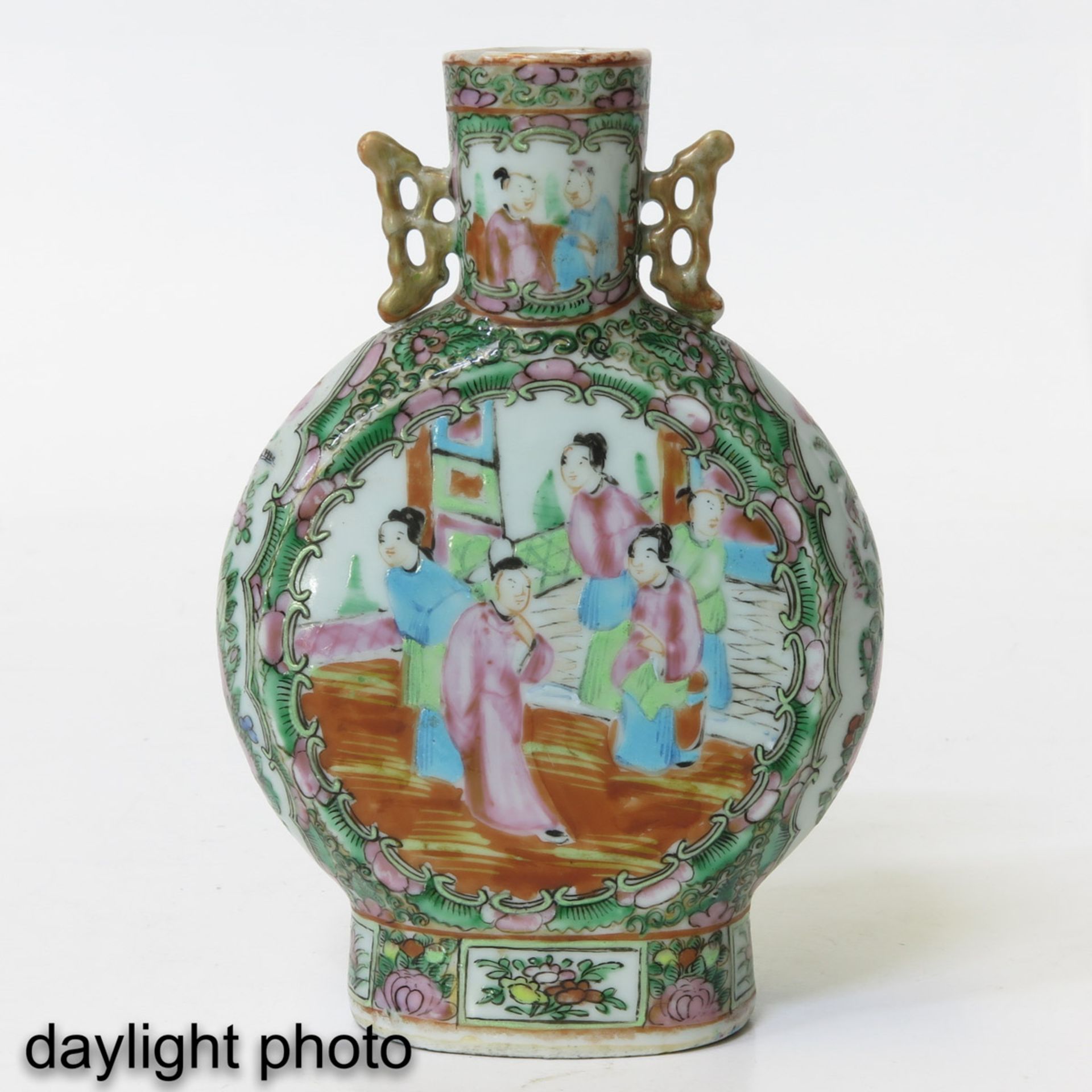 A Pair of Cantonese Moon Bottle Vases - Bild 7 aus 9