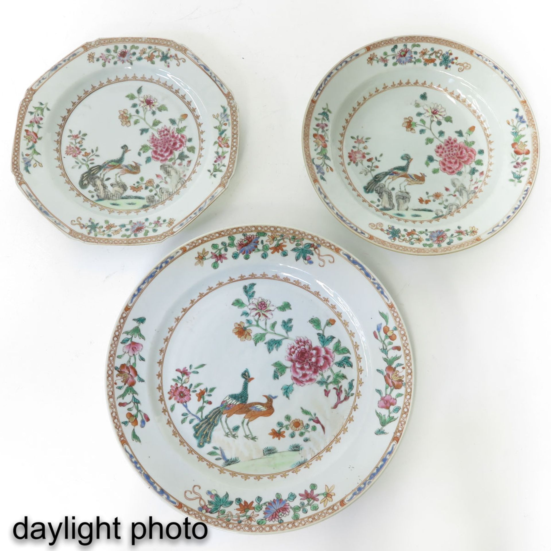 A Collection of 3 Famille Rose Plates - Bild 9 aus 10