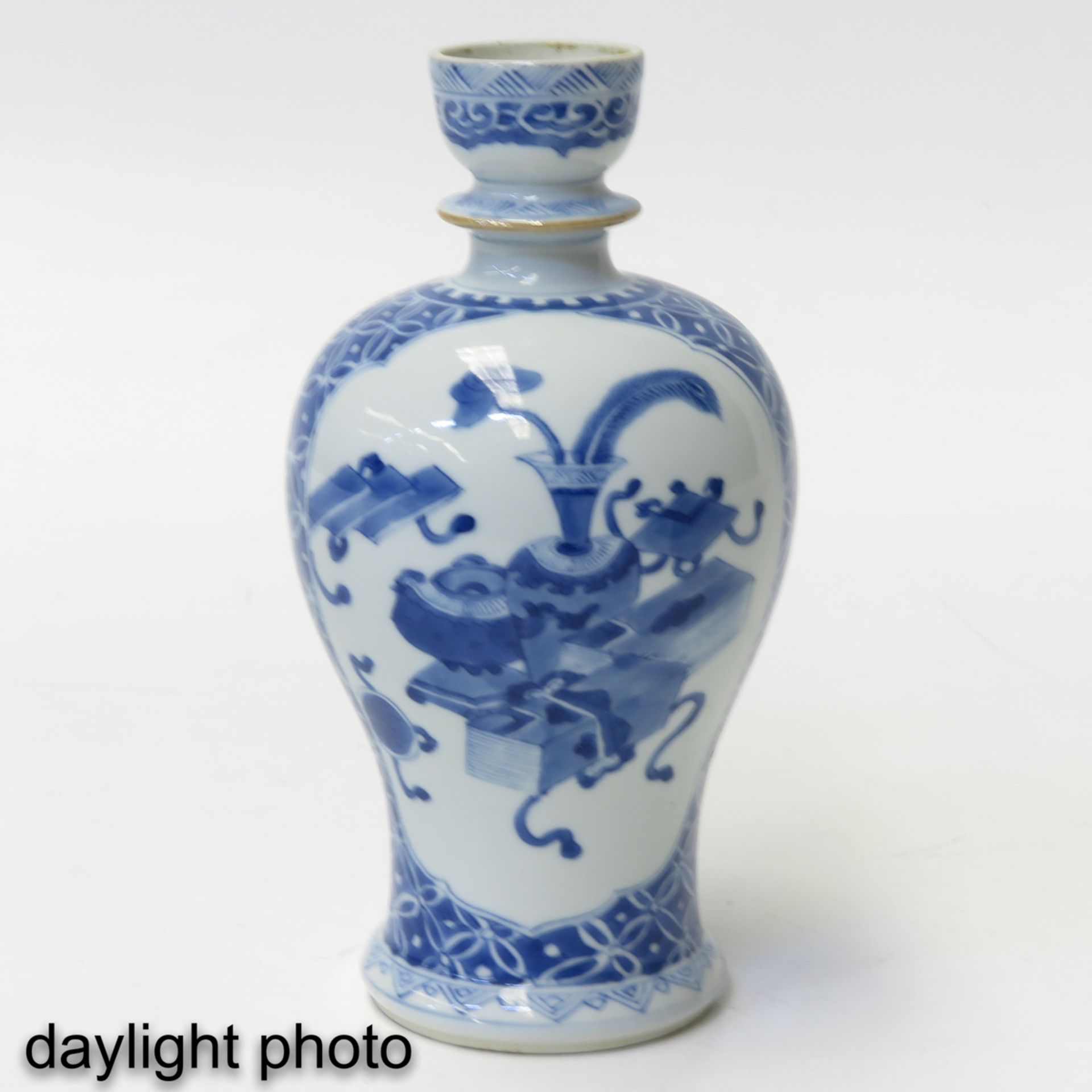 A Pair of Blue and White Candlesticks - Image 7 of 9