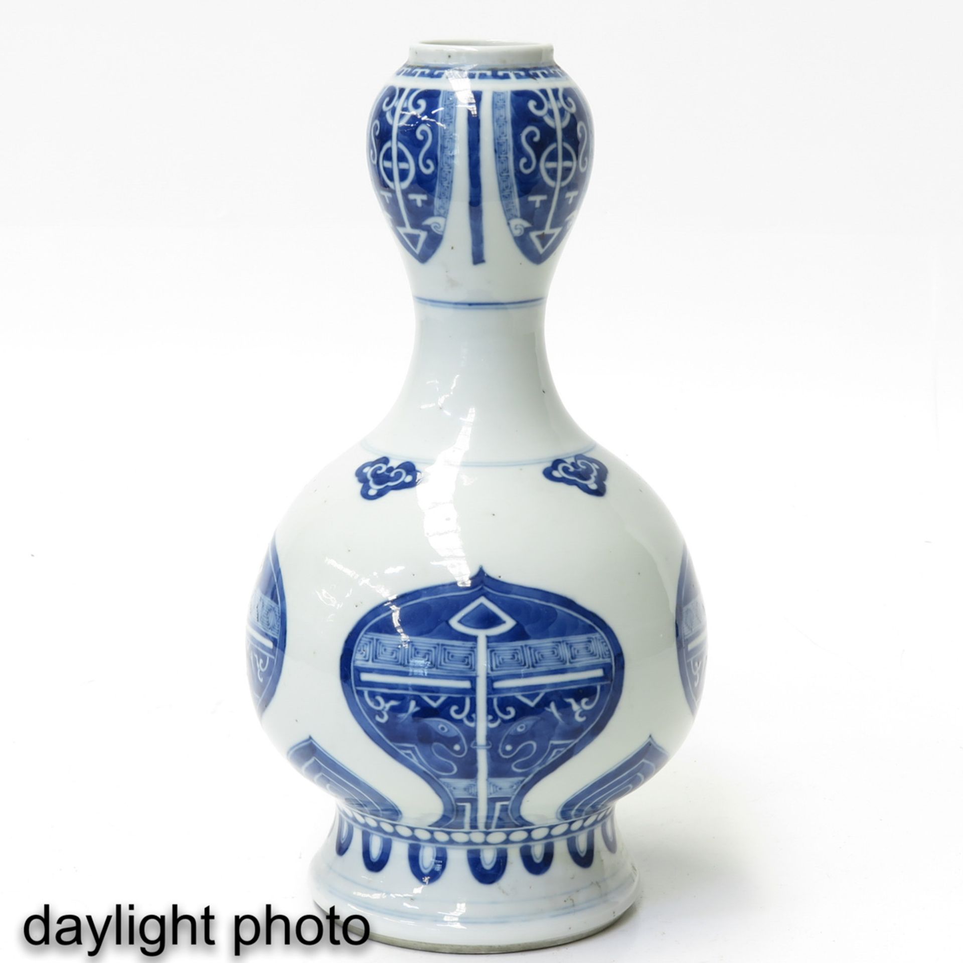 A Blue and White Garlic Mouth Vase - Bild 7 aus 10