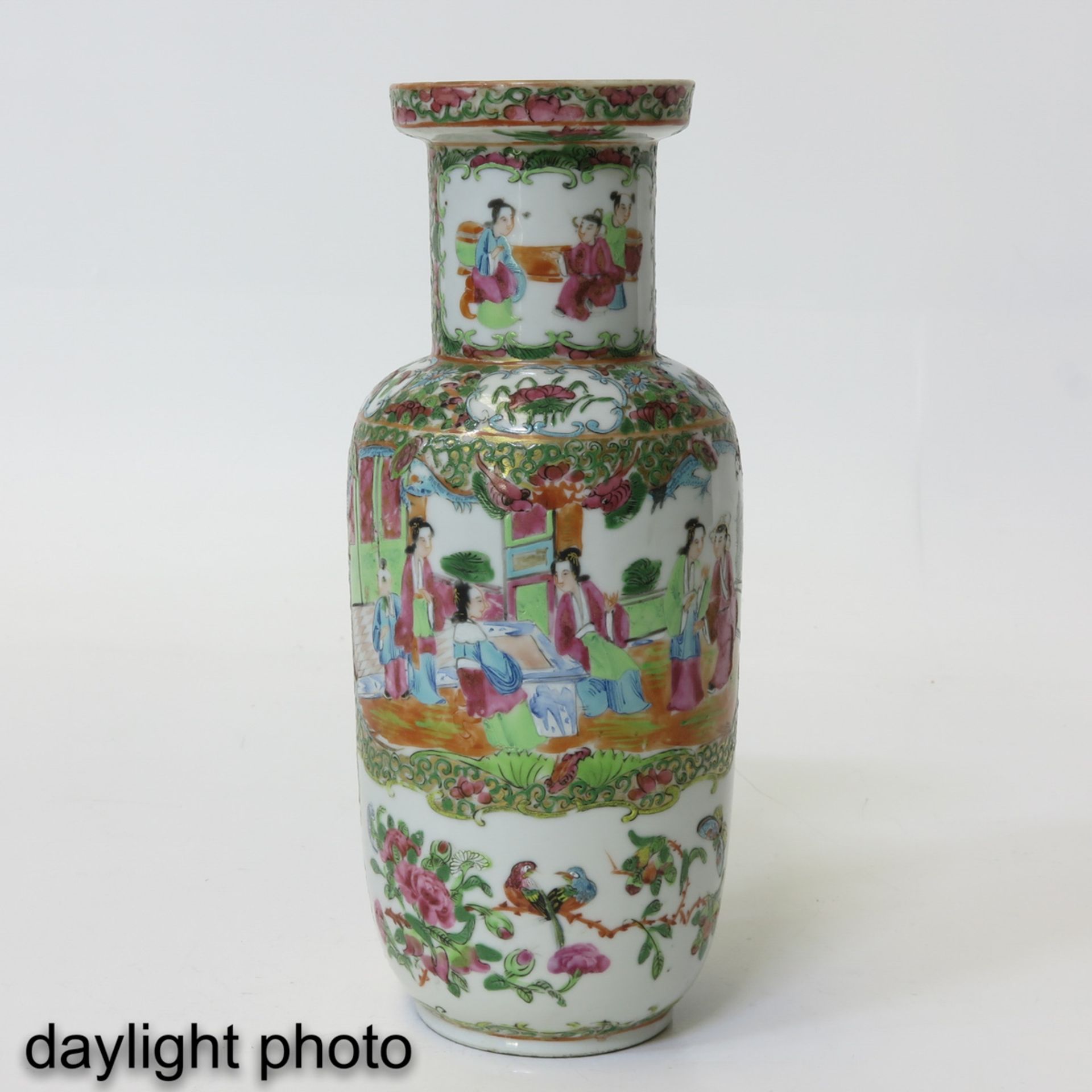 A Pair of Cantonese Vases - Bild 7 aus 9