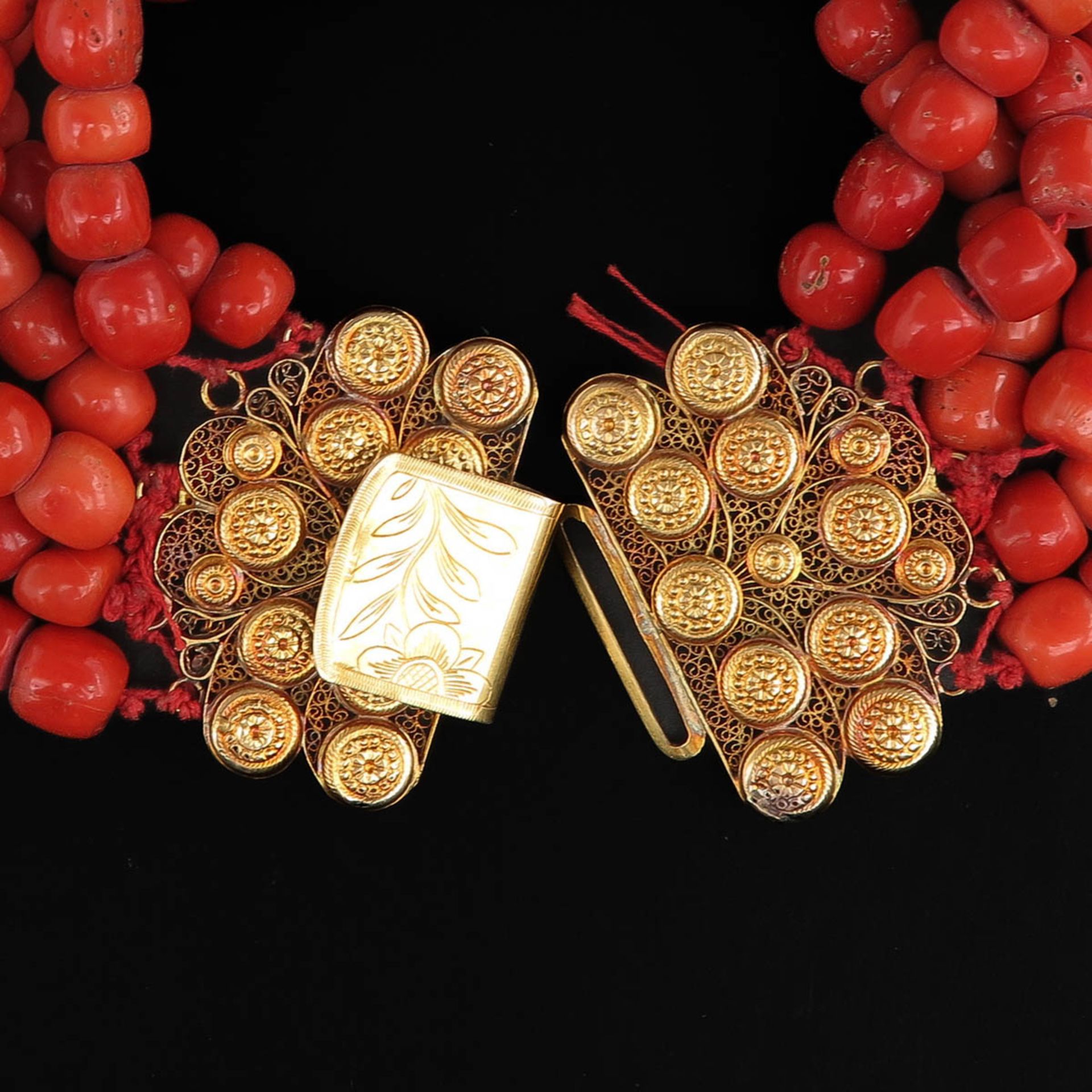 A 19th Century 6 Strand Red Coral Necklace on 18KG Clasp - Image 3 of 3