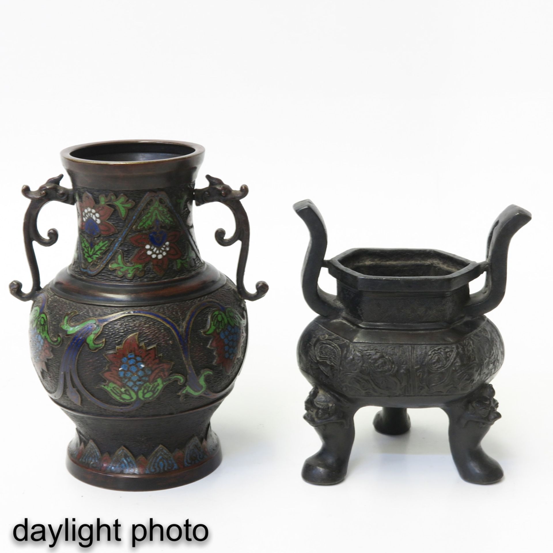 A Bronze Censer and Cloisonne Vase - Bild 7 aus 10