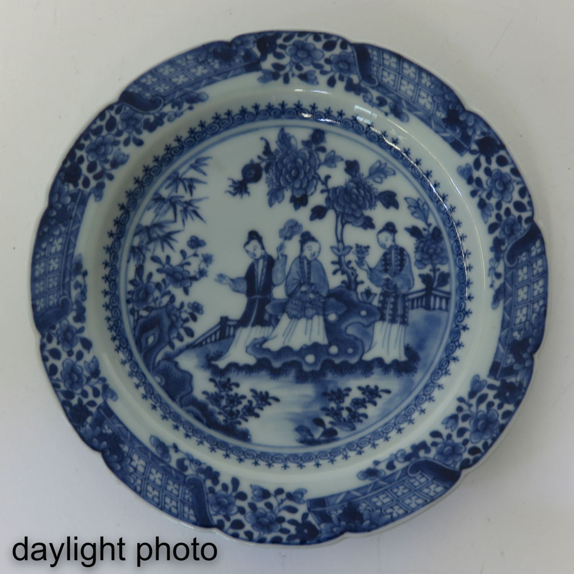 A Series of 3 Small Blue and White Plates - Bild 9 aus 10