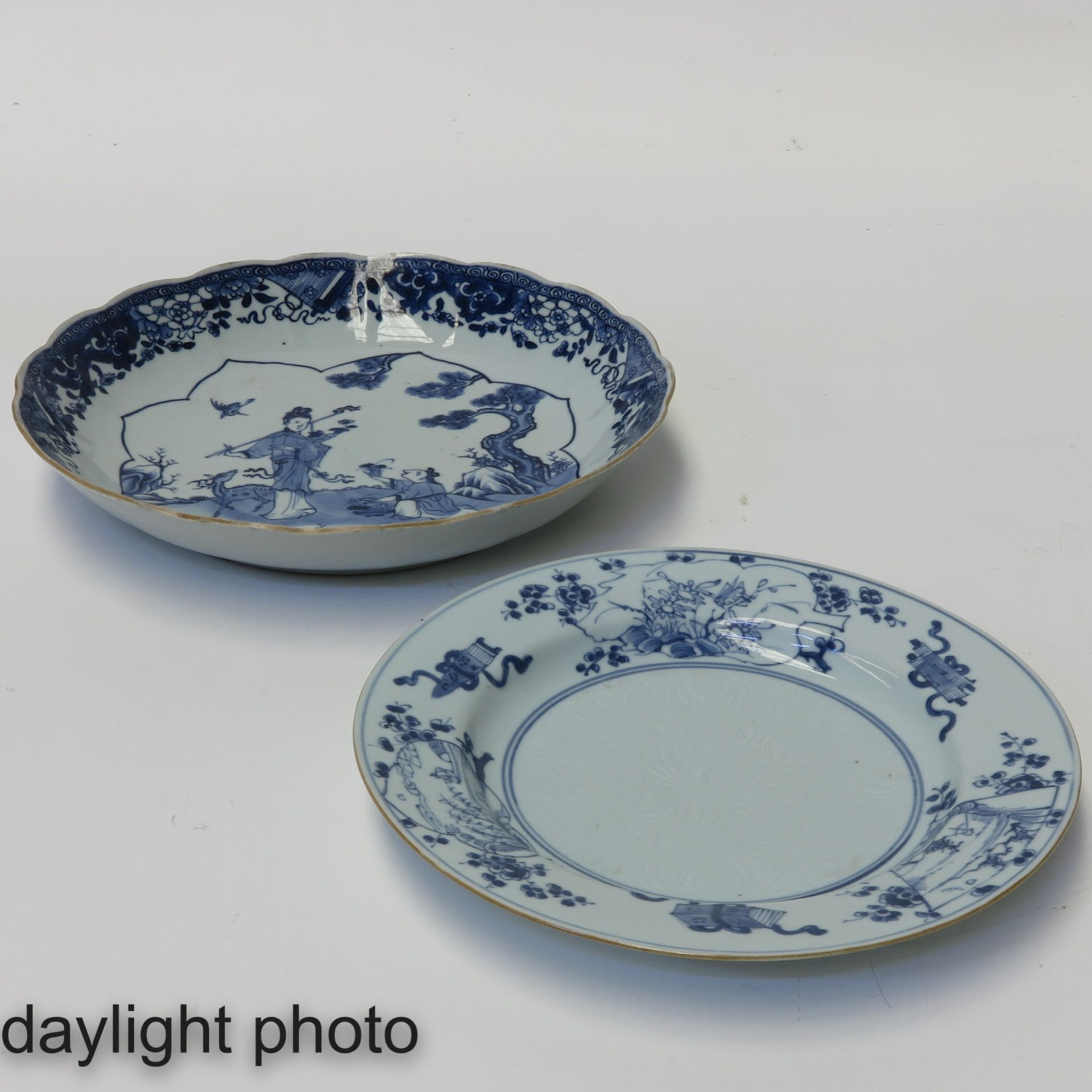 A Collection of 3 Blue and White Plates - Image 9 of 10