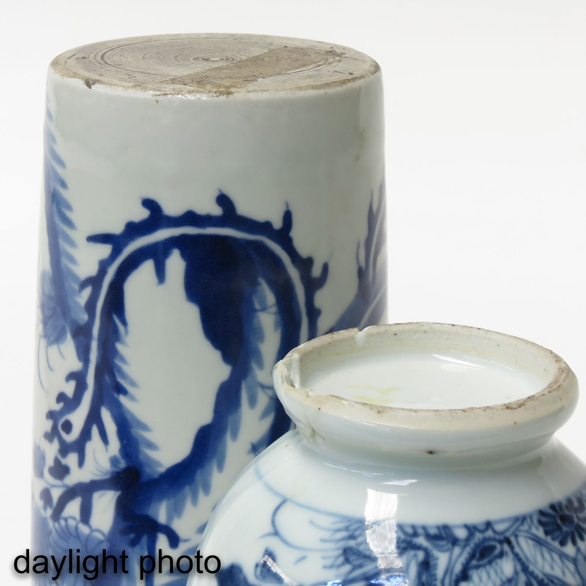 A Lot of 2 Blue and White Vases - Image 8 of 10