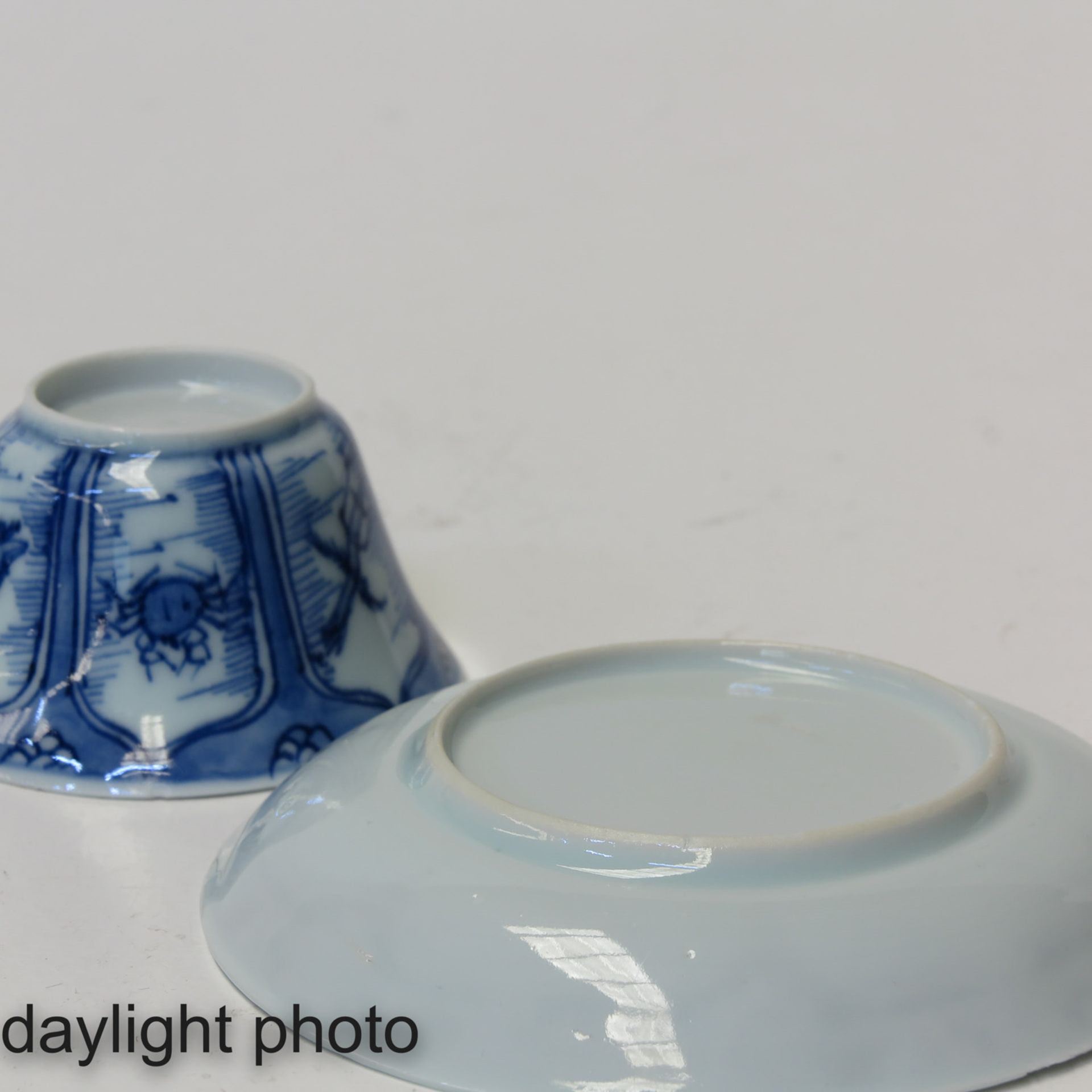 A Pair of Blue and White Cups and Saucers - Bild 8 aus 10