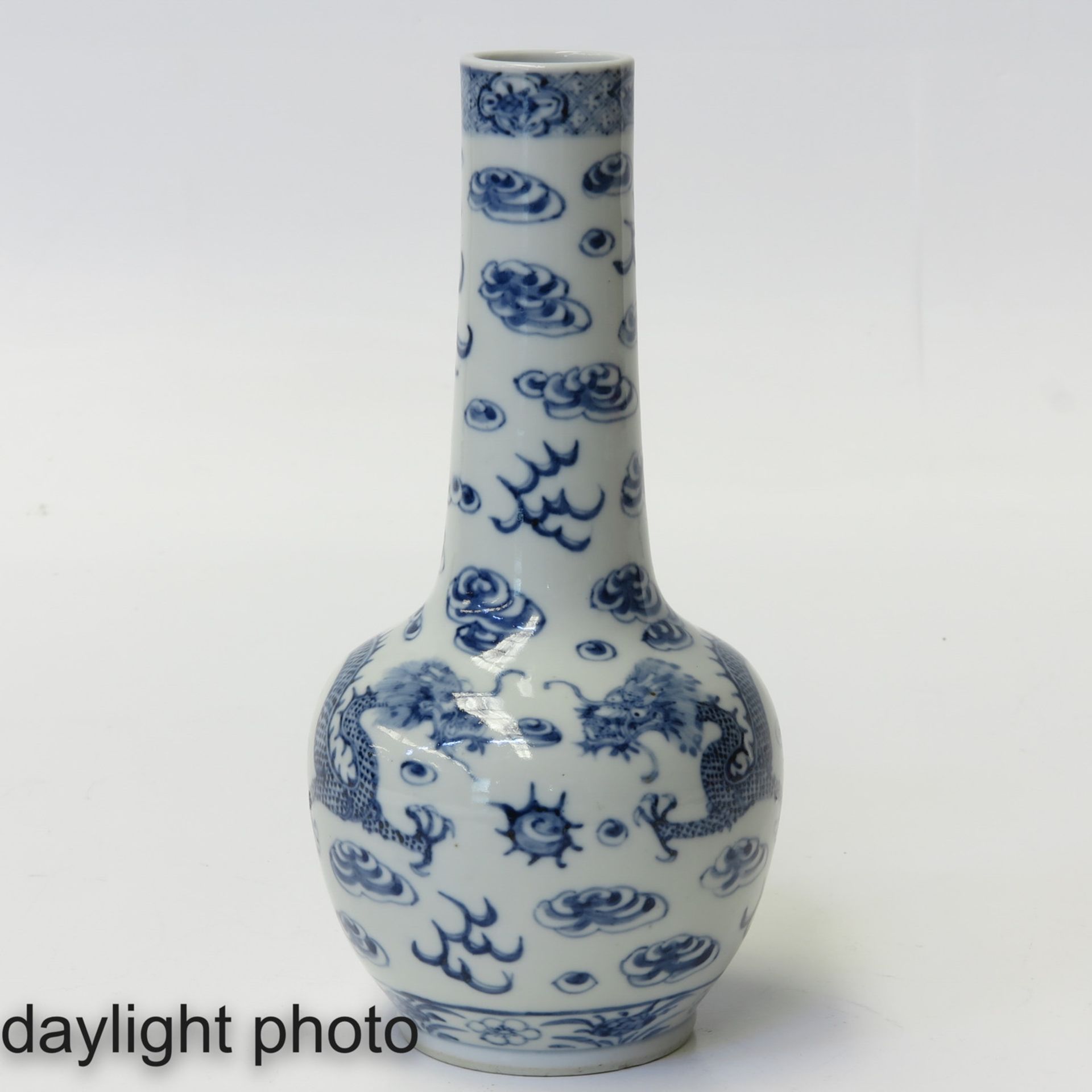 A BLue and White Bottle Vase - Bild 7 aus 10