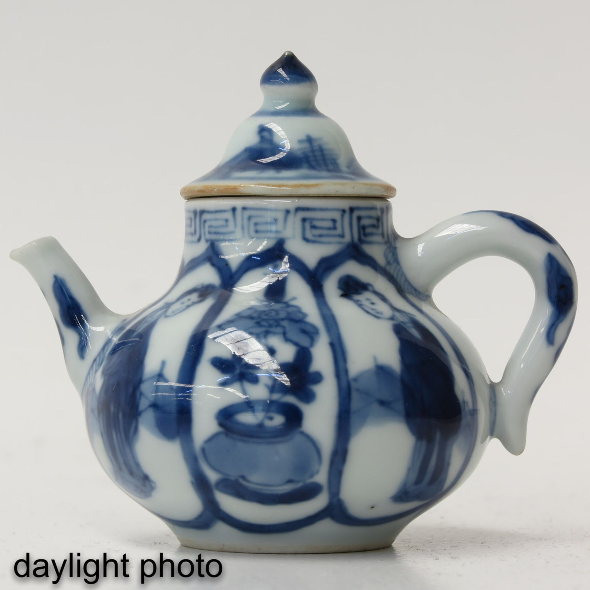 A Lot of 2 Small Blue and White Teapots - Bild 10 aus 10