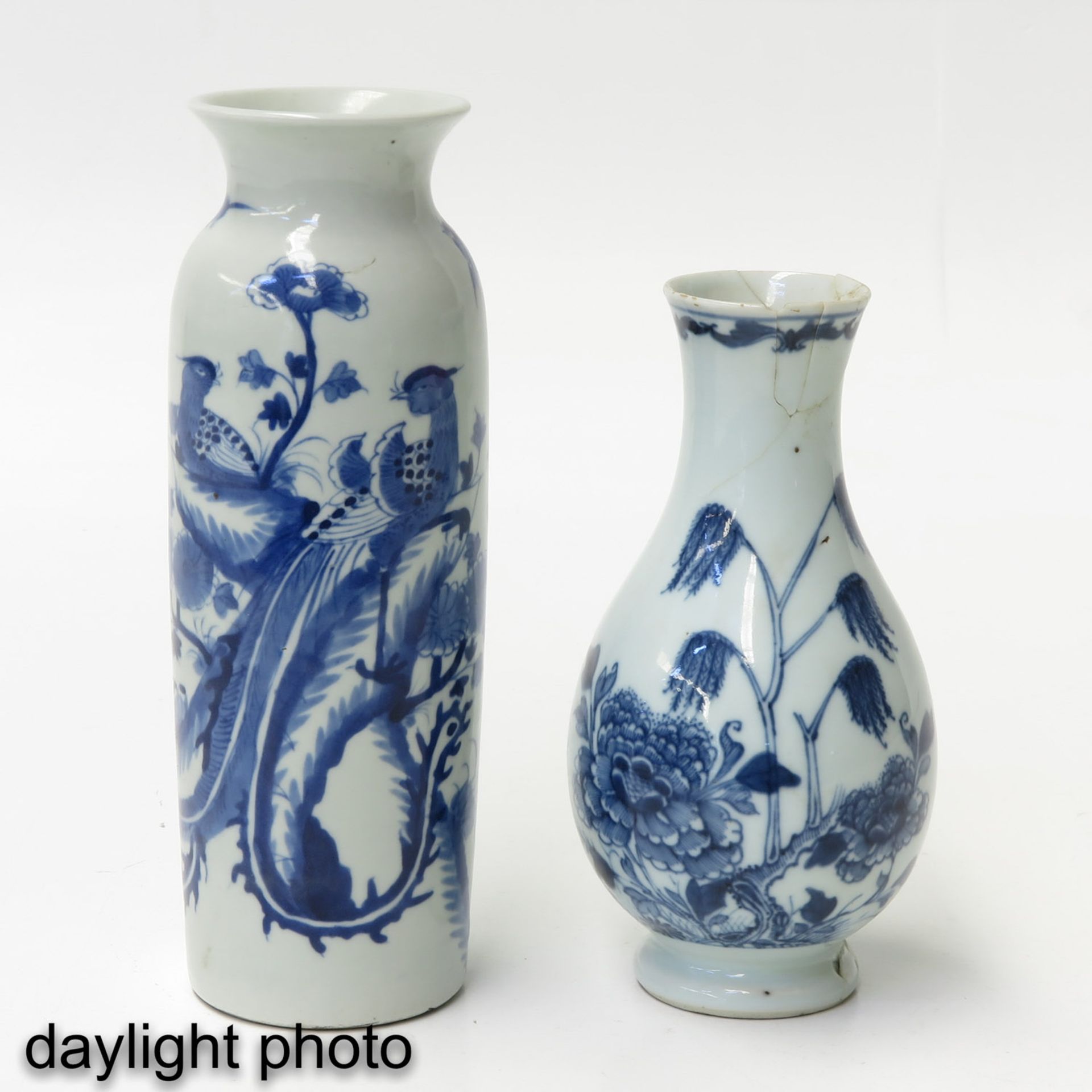 A Lot of 2 Blue and White Vases - Image 7 of 10