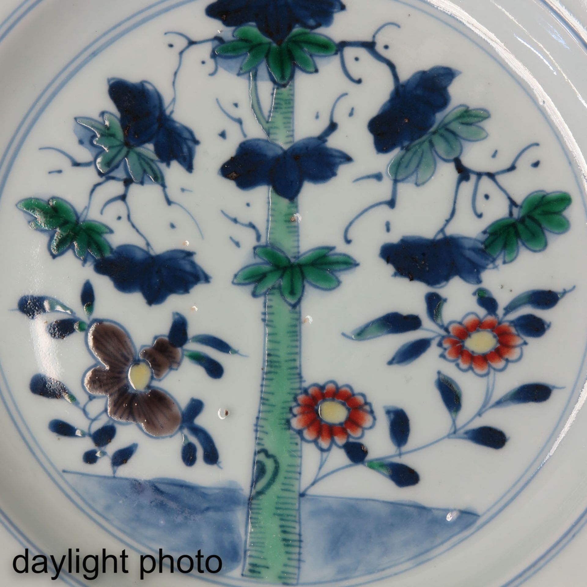 A Pair of Doucai Decor Plates - Image 9 of 9