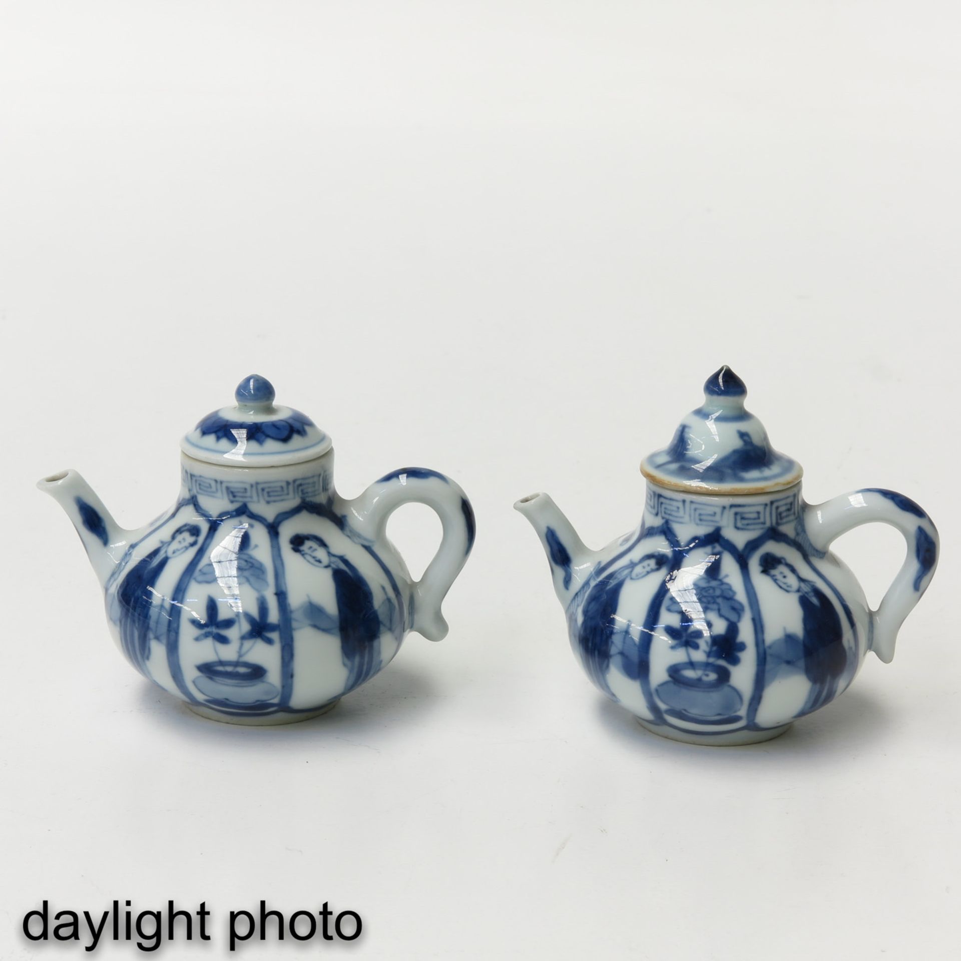 A Lot of 2 Small Blue and White Teapots - Bild 7 aus 10