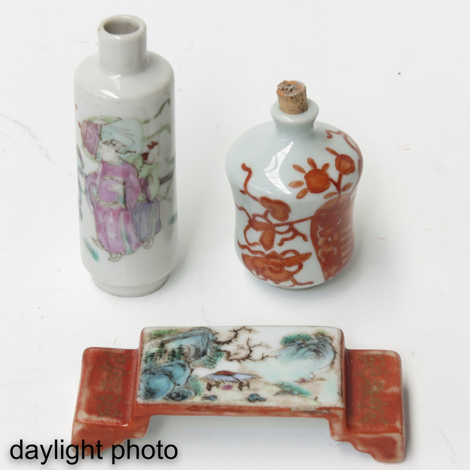 A Lot of 2 Snuff Bottles and Brush Rest - Image 7 of 10