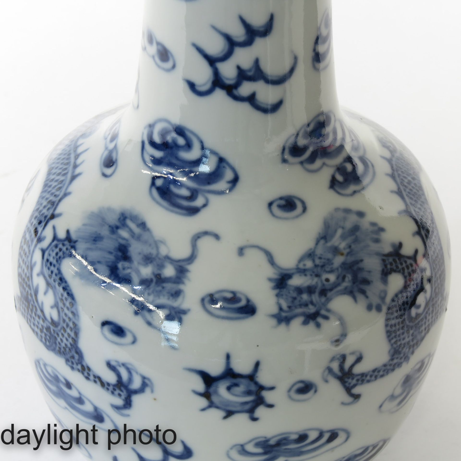 A BLue and White Bottle Vase - Bild 10 aus 10