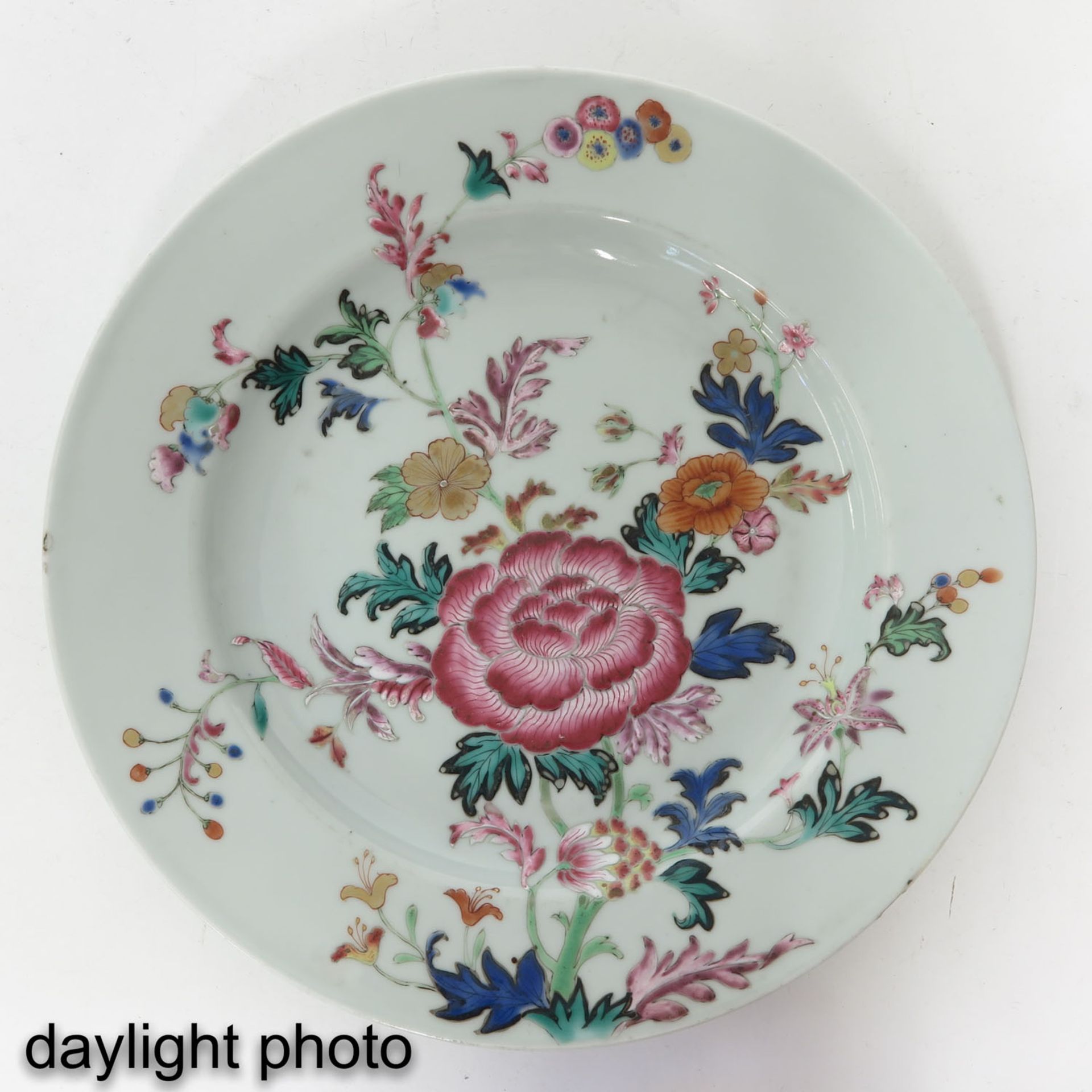 A Series of 8 Famille Rose Plates - Bild 9 aus 10