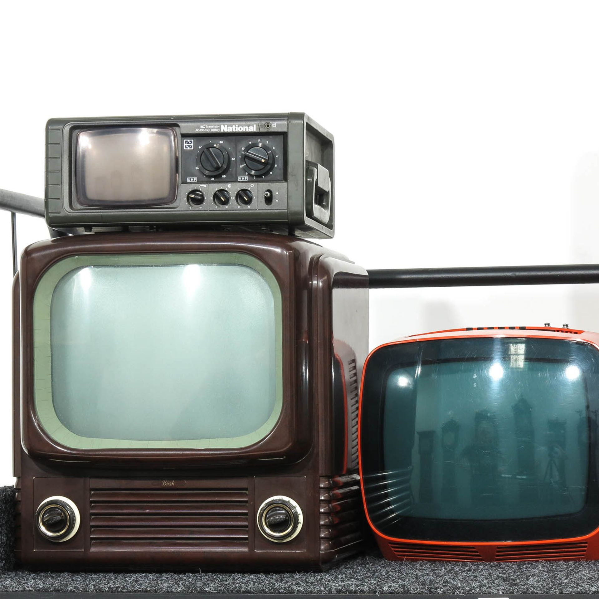 A Collection of 13 Vintage Televisions - Bild 2 aus 6