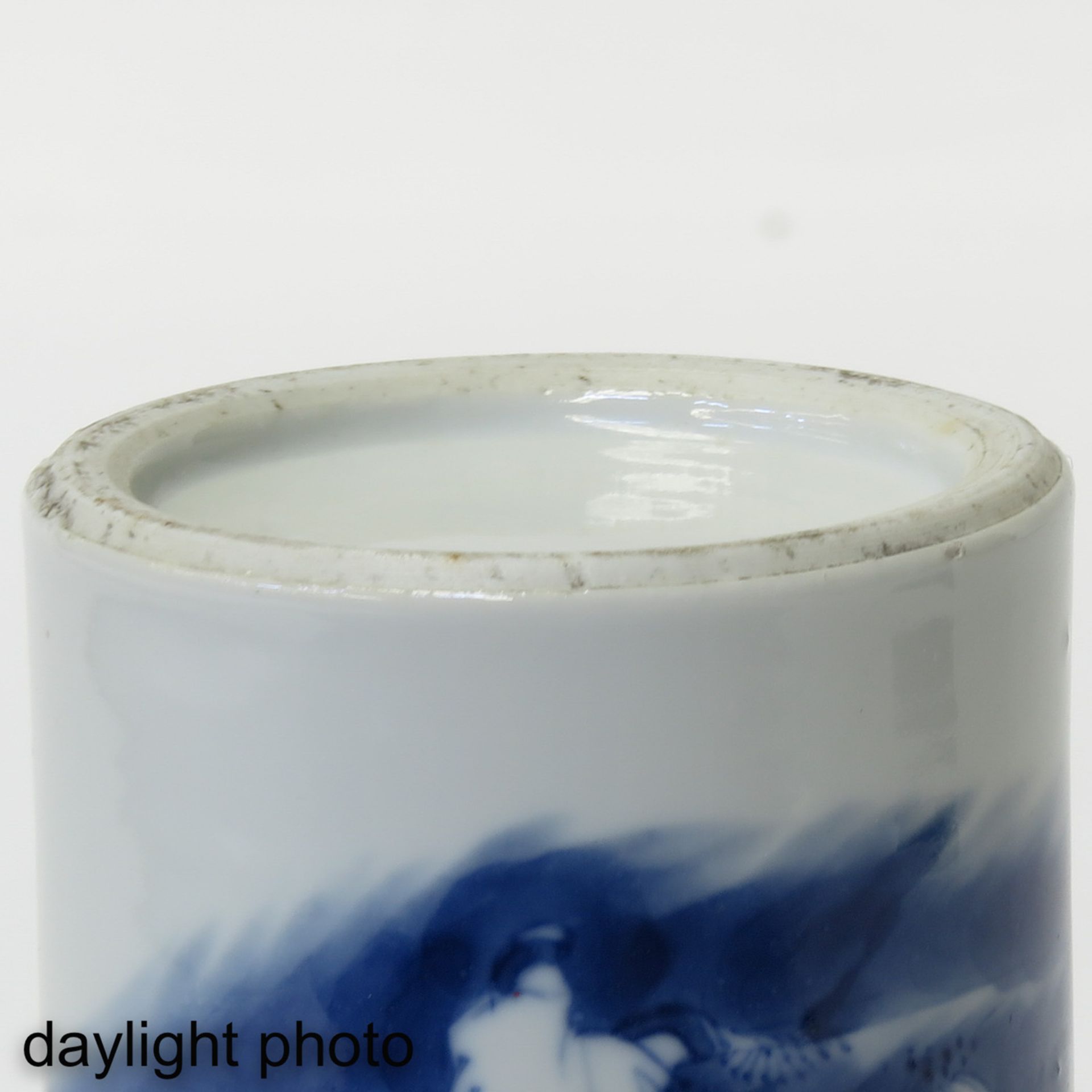 A Small Blue and White Brush Pot - Image 8 of 9