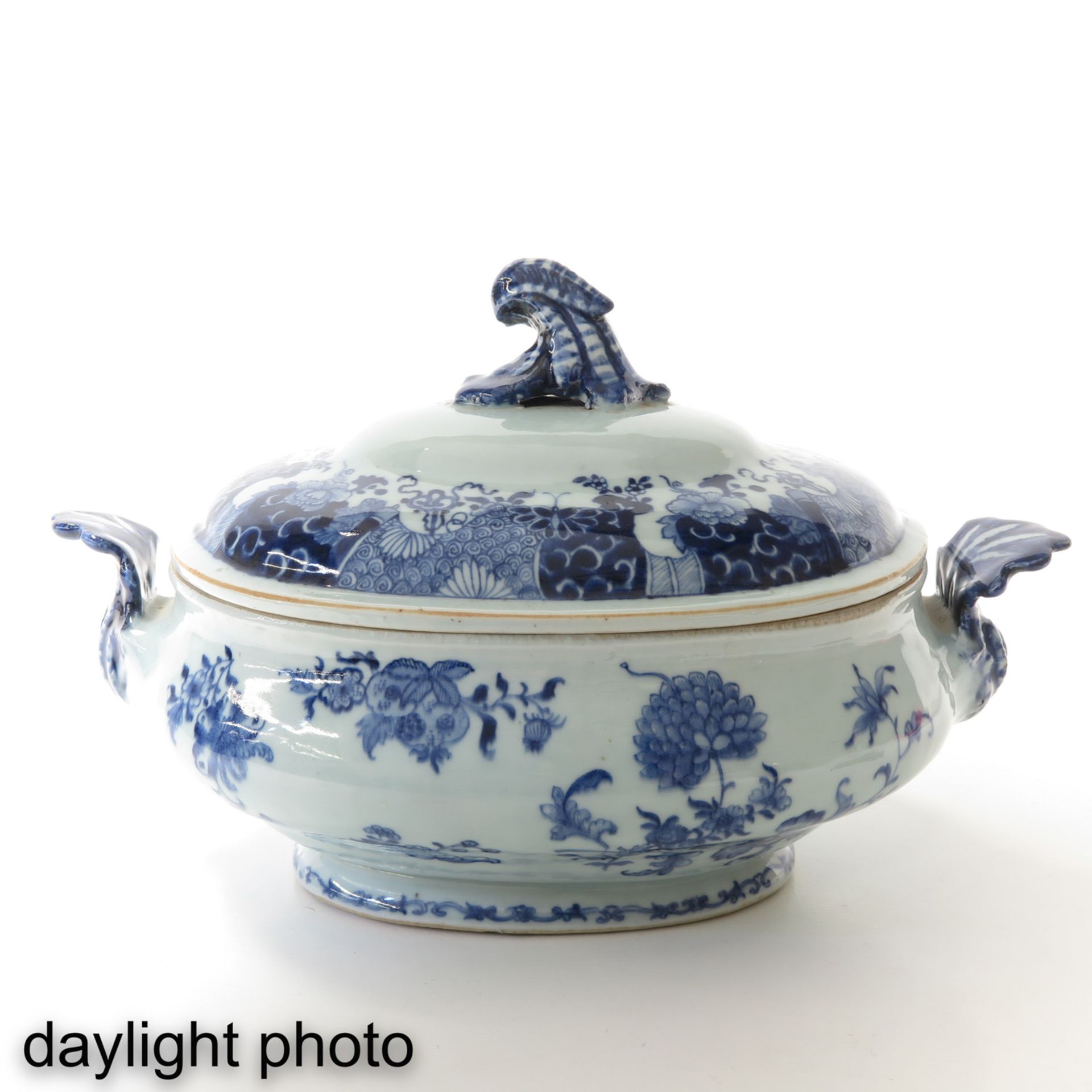 A Blue and White Tureen - Bild 7 aus 9