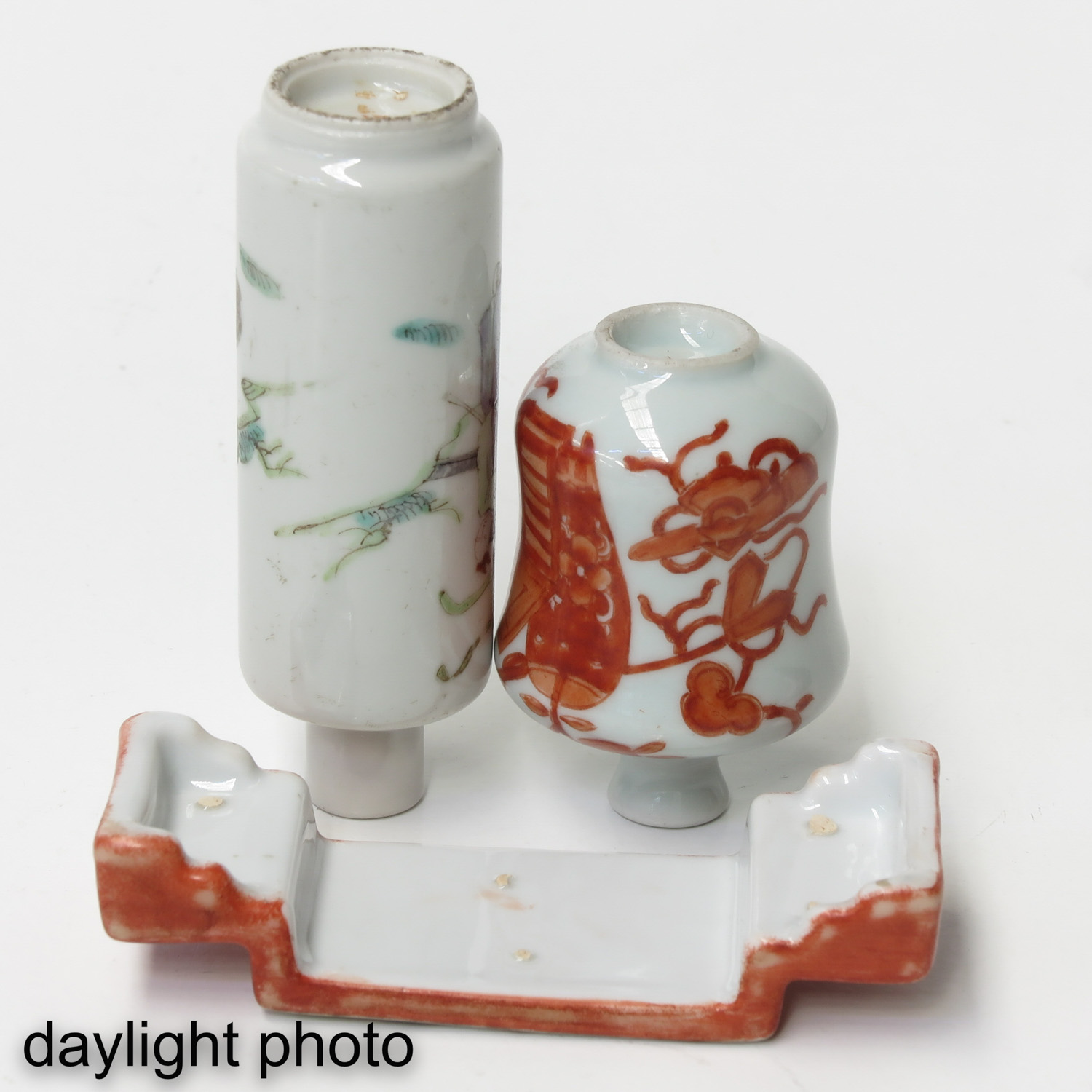 A Lot of 2 Snuff Bottles and Brush Rest - Image 8 of 10