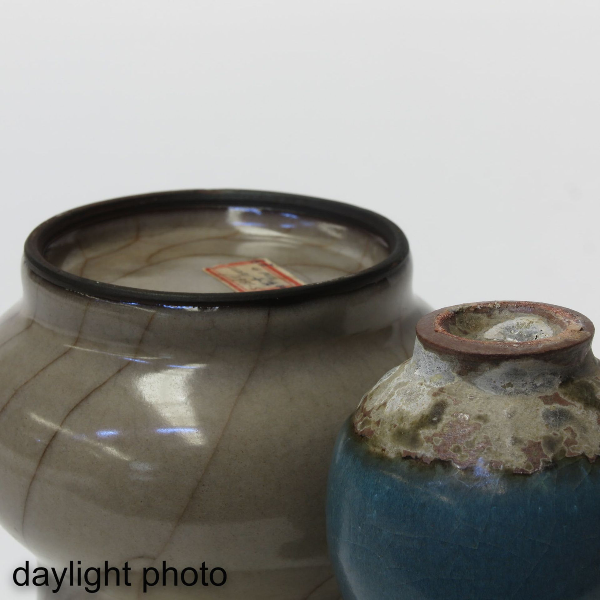 A Lot of 2 Small Vases - Image 8 of 10