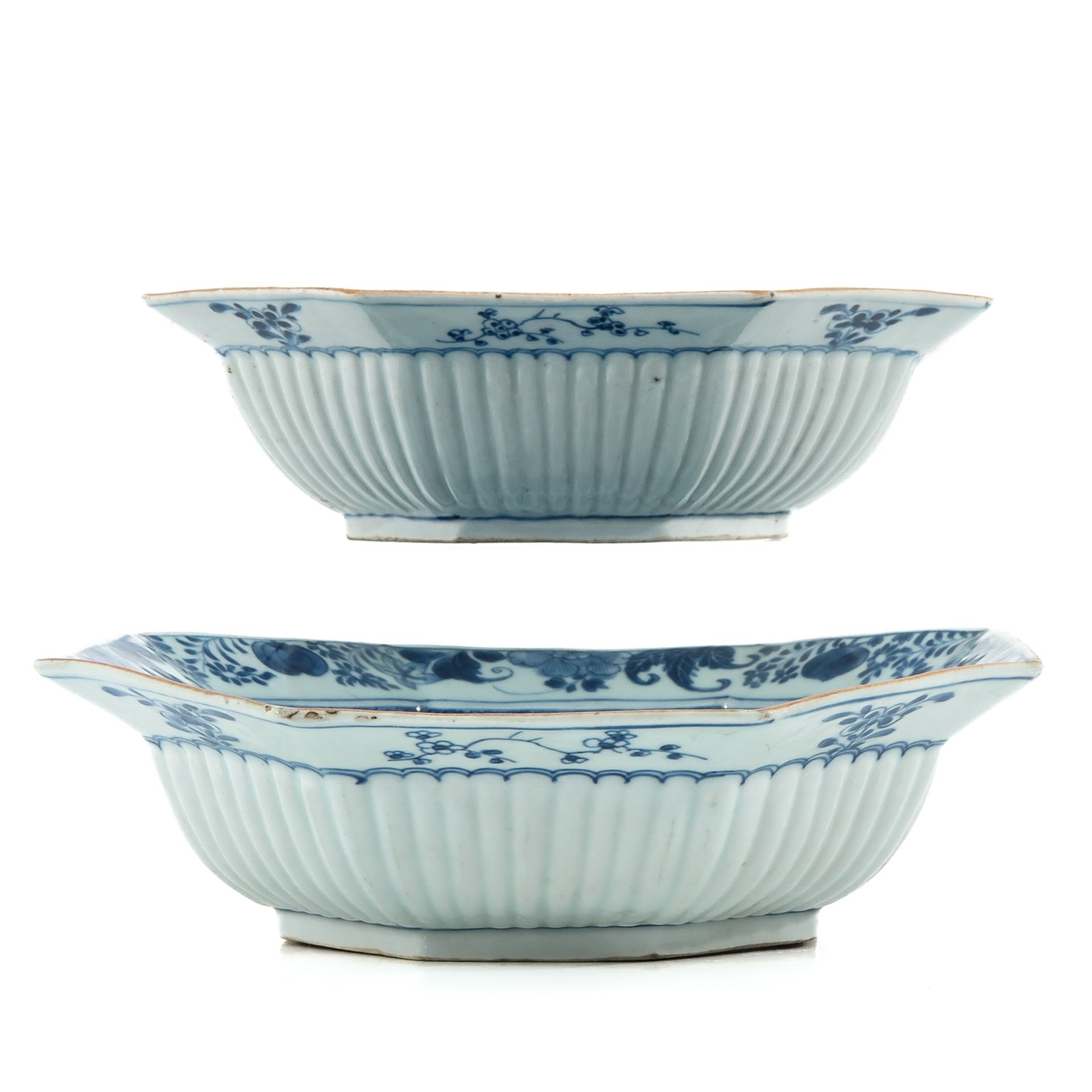 A Pair of Blue and White Serving Bowls - Bild 2 aus 9