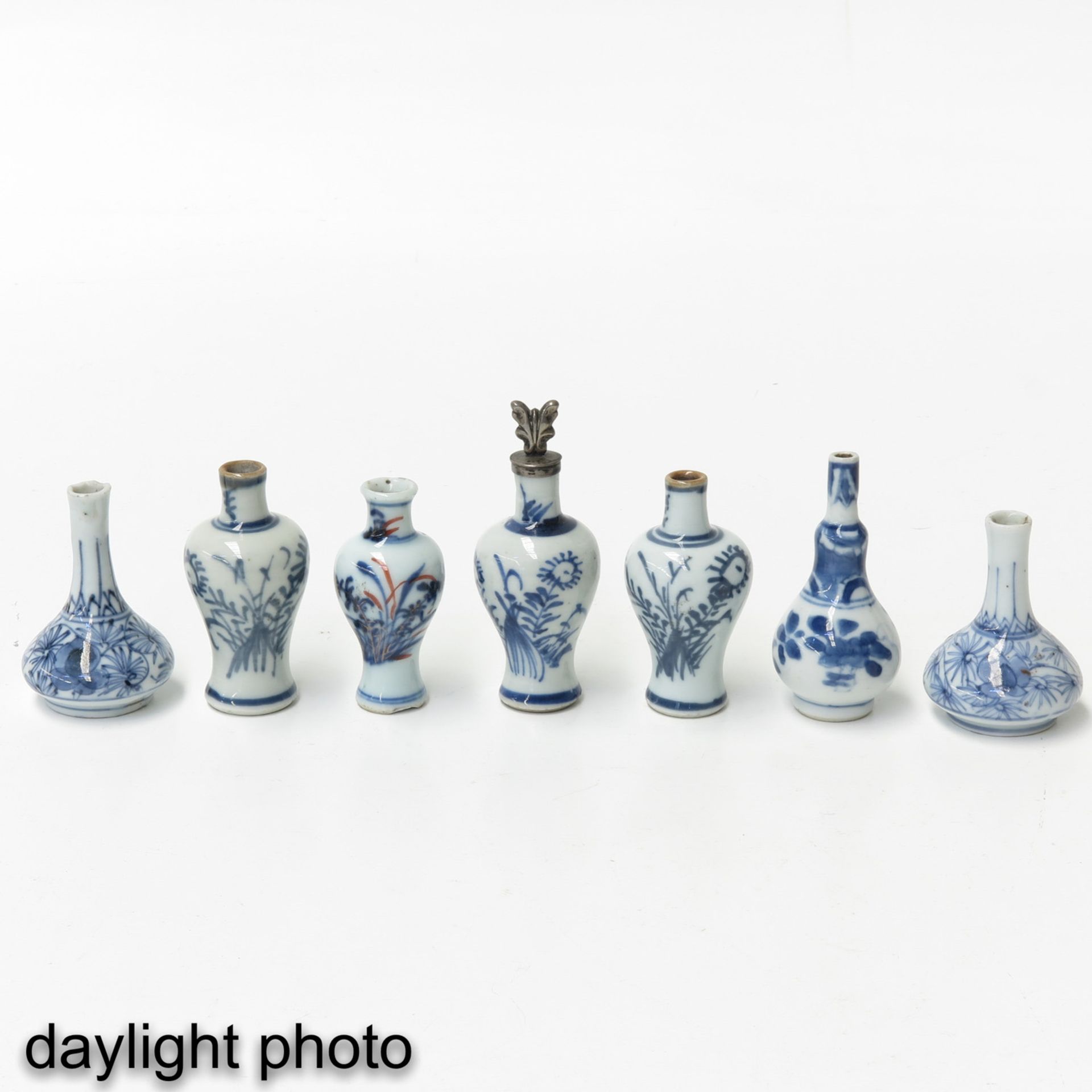 A Collection of 7 Miniature Vases - Bild 7 aus 10